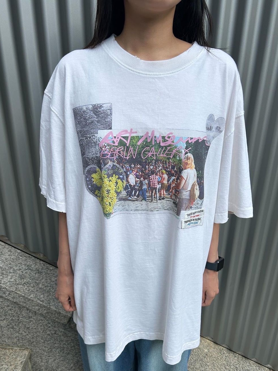 The Museum Visitor Berlin Picture Patch Printed T-Shirts Ivory 착용 스타일 - 2
