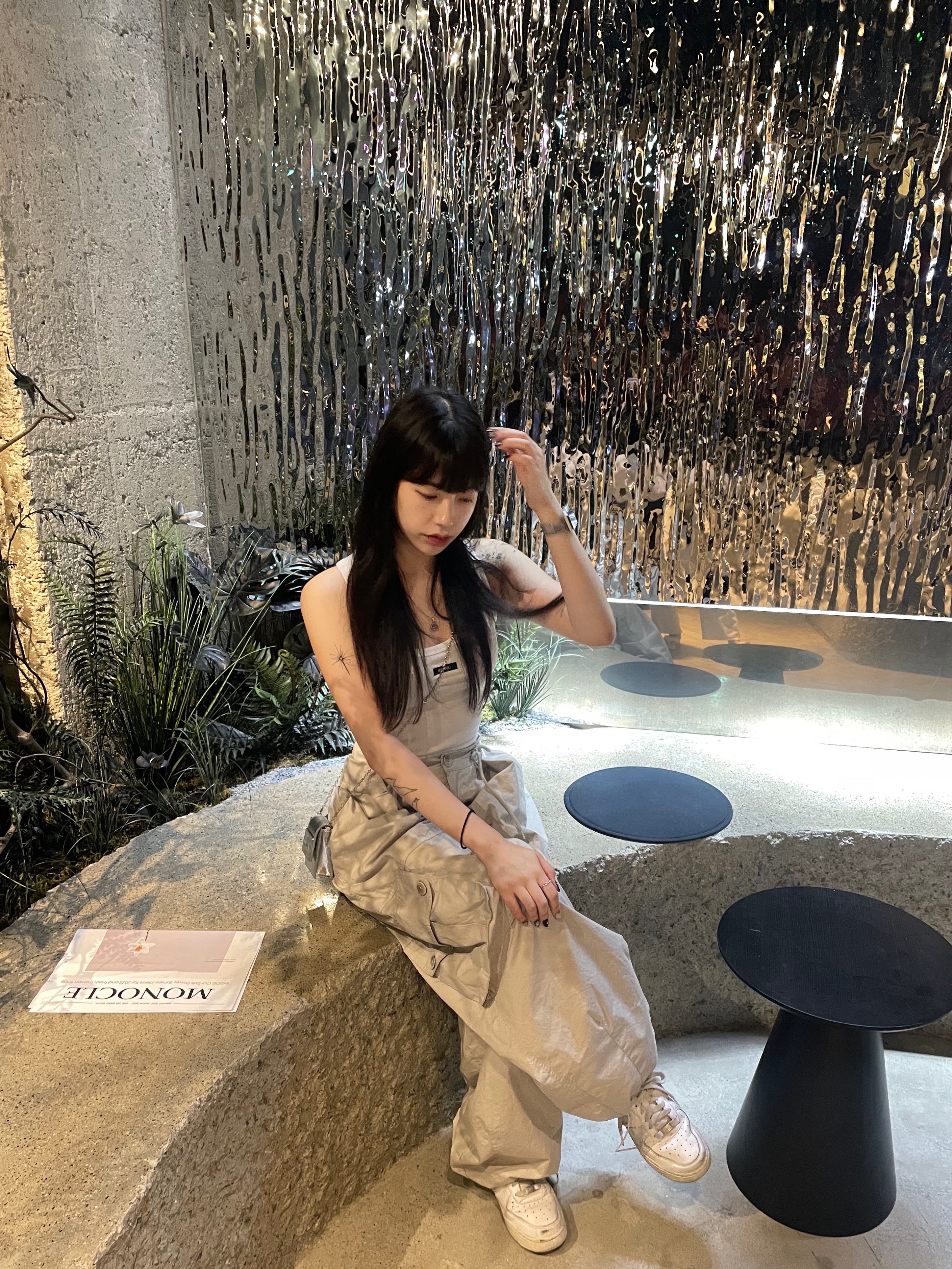 Matin Kim Accordion Mini Bag Silver, (W) Bohemian Seoul Basic Sleeveless Crop Top Black 착용 스타일 - 2