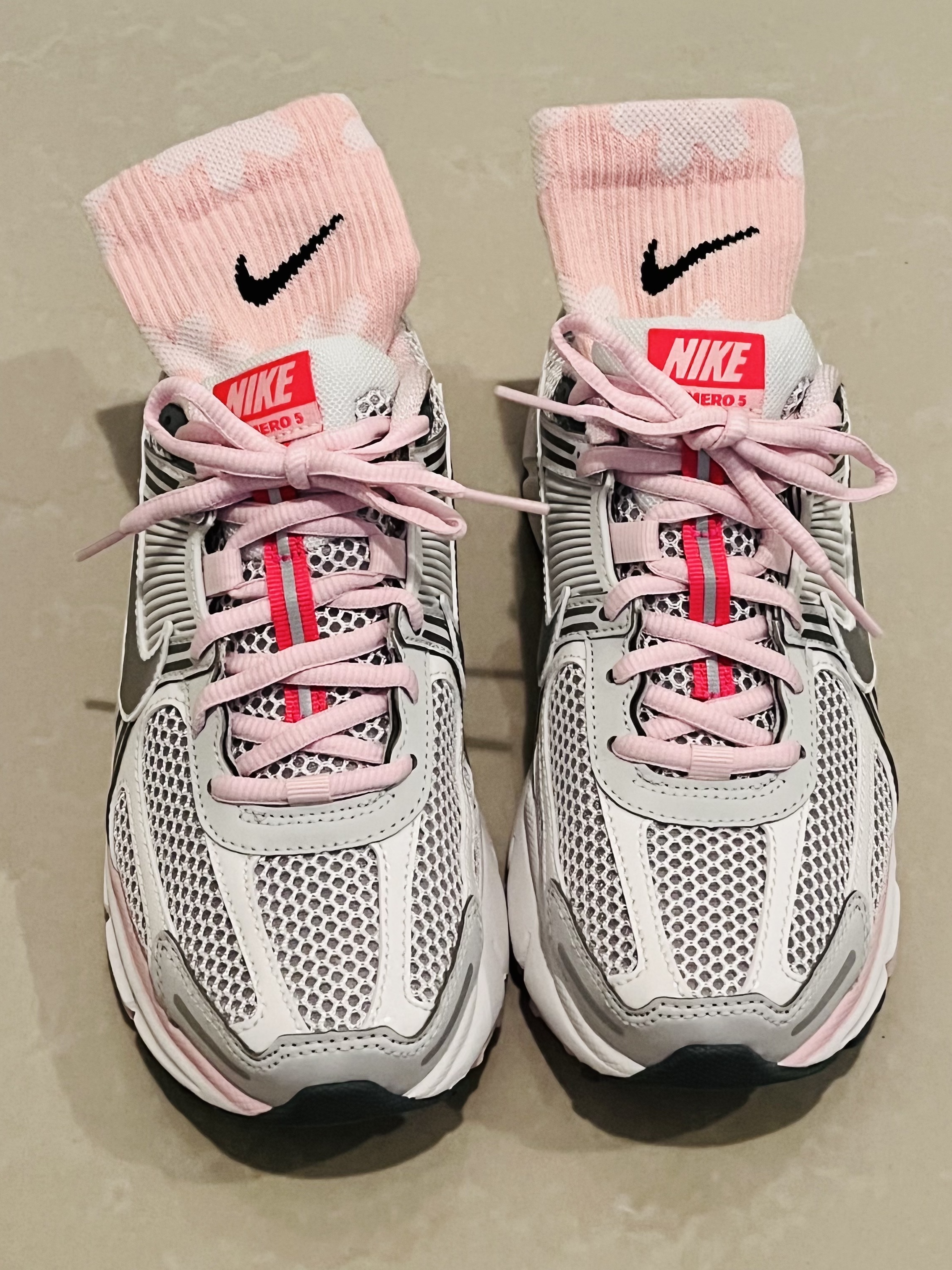 (W) Nike Zoom Vomero 5 Photon Dust Metallic Silver 착용 스타일 - 2