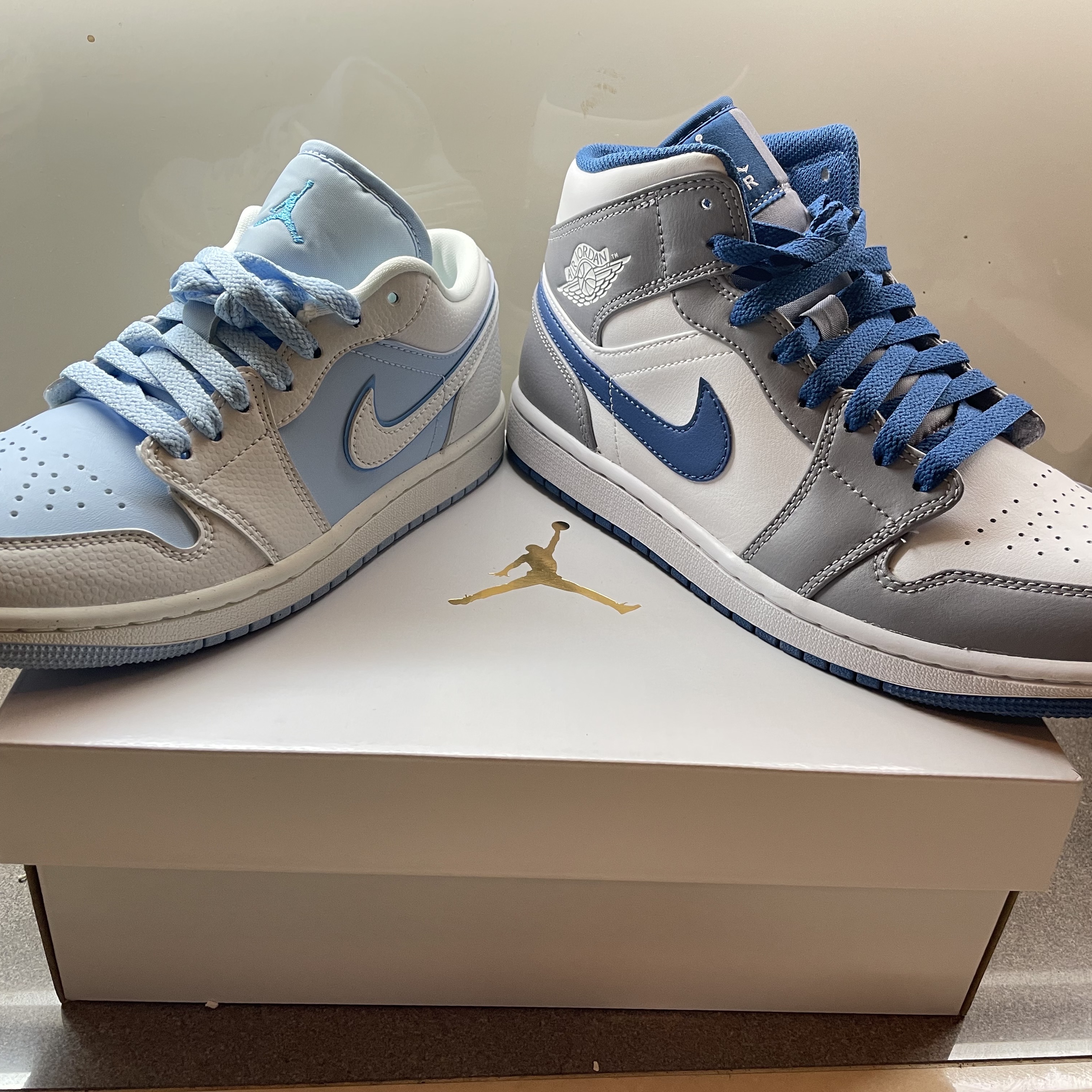 Jordan 1 Mid Cement Grey True Blue, (W) Jordan 1 Low SE Sail Ice 착용 스타일
