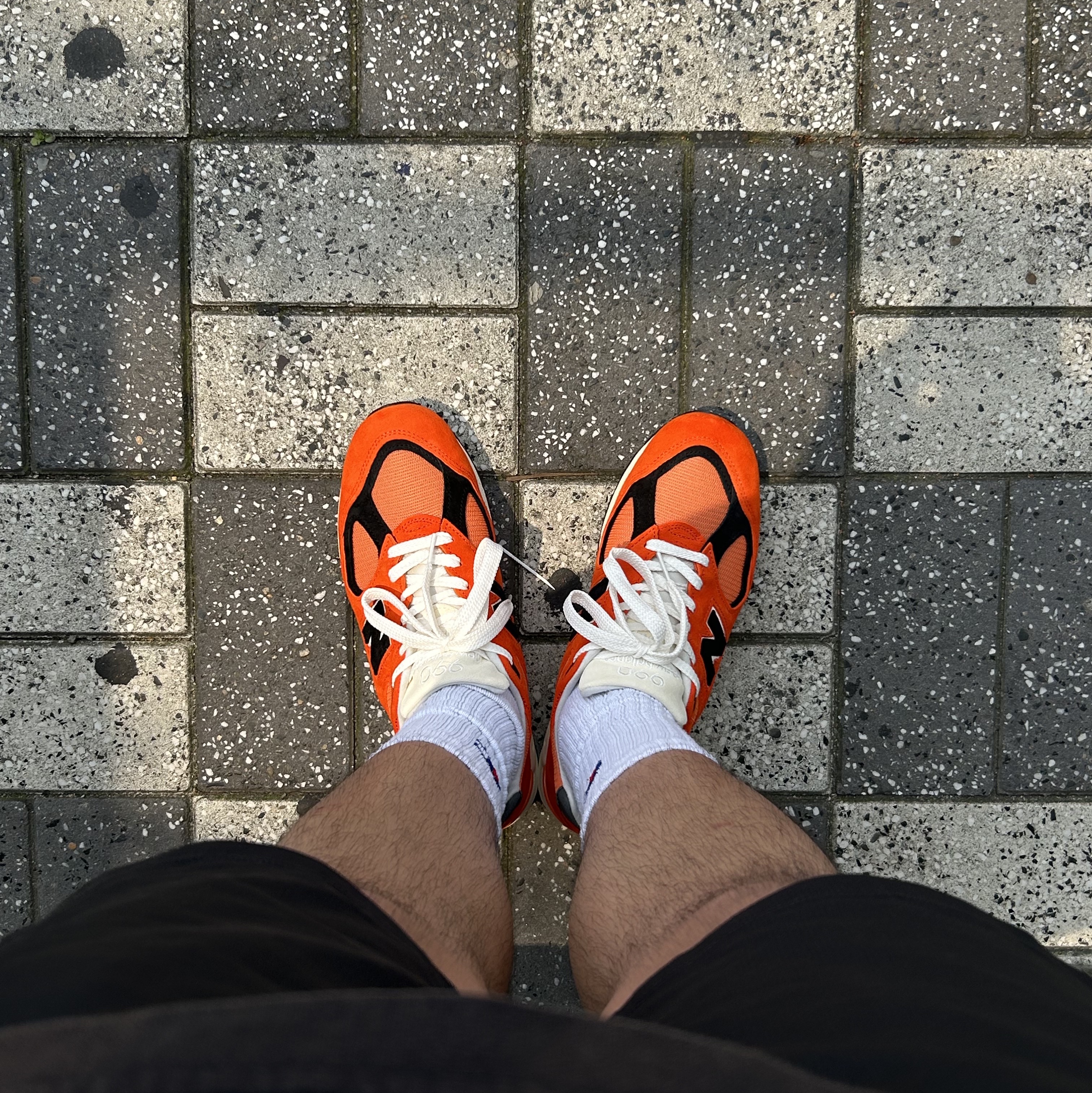 New Balance 990v2 Made in USA Marigold Black 착용 스타일 - 1