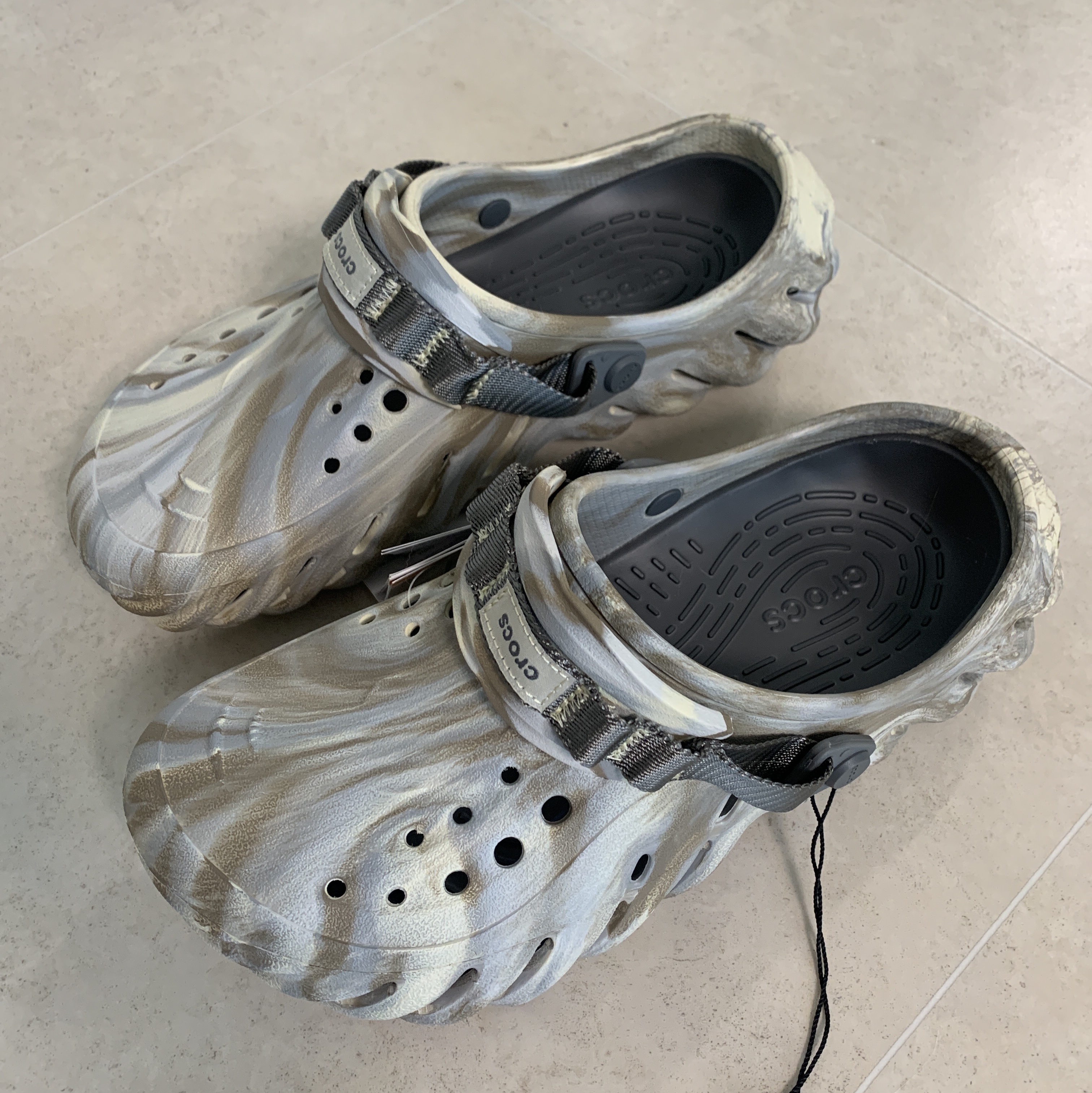 Crocs Echo Marbled Clog Bone Multi 착용 스타일