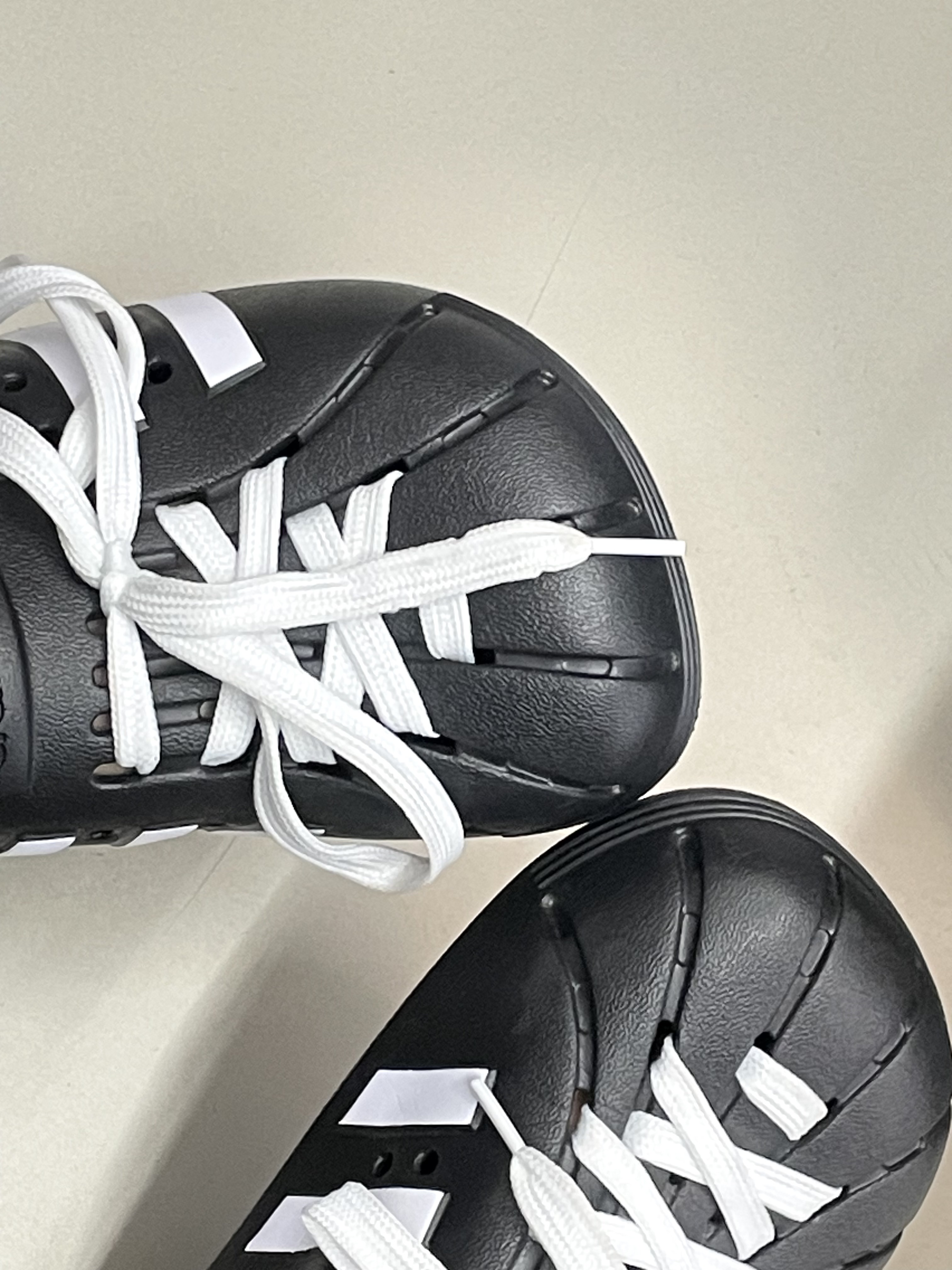 Adidas Adilette Clog Black White 착용 스타일