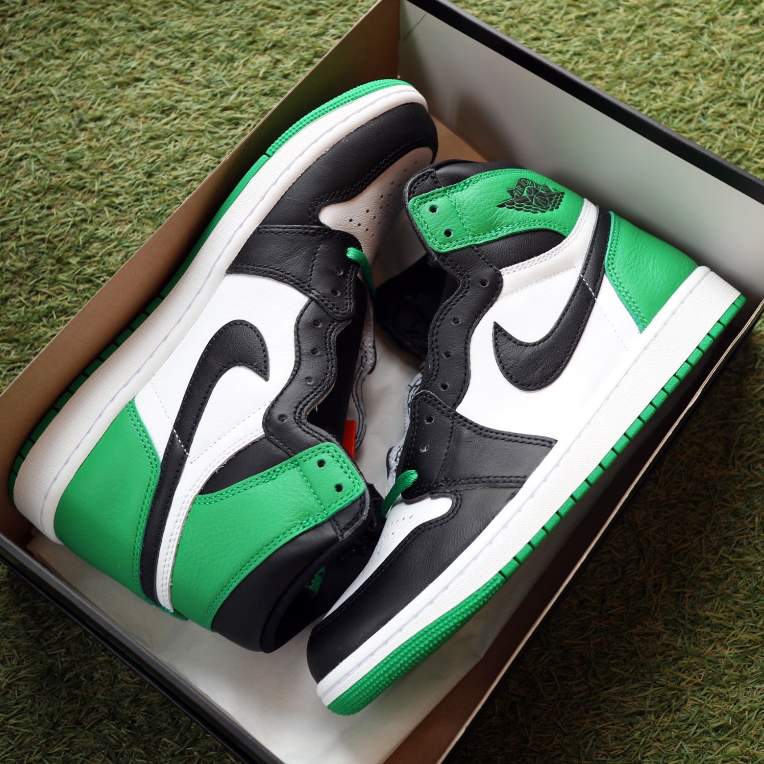 Jordan 1 Retro High OG Black and Lucky Green 착용 스타일 - 2