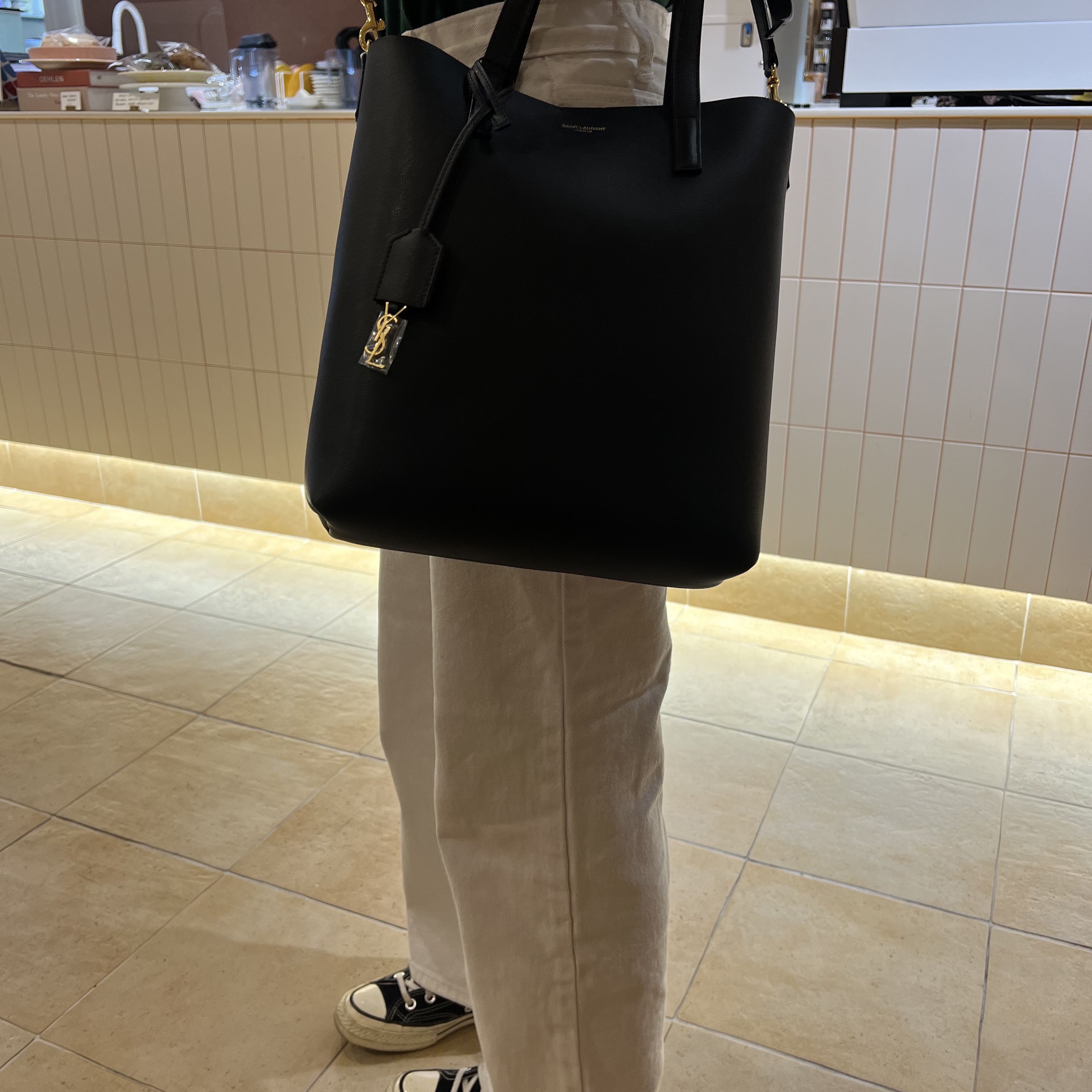 Saint Laurent Shopping Toy in Supple Leather Black 착용 스타일