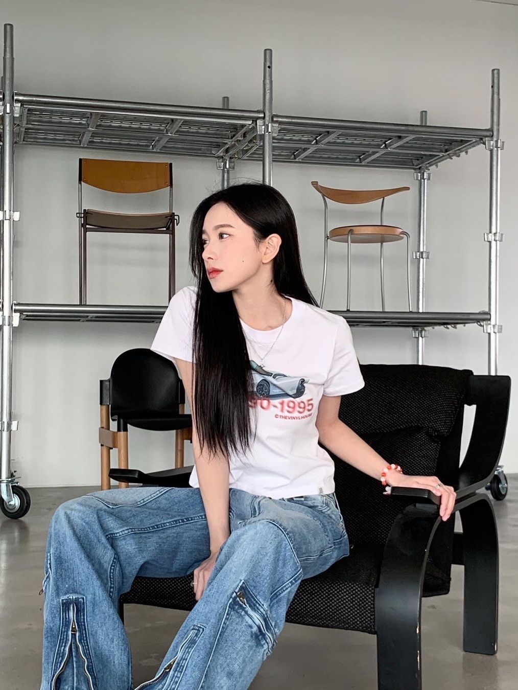Thevinylhouse Old Car T-Shirt White, Thevinylhouse Old Car T-Shirt Charcoal 착용 스타일 - 1