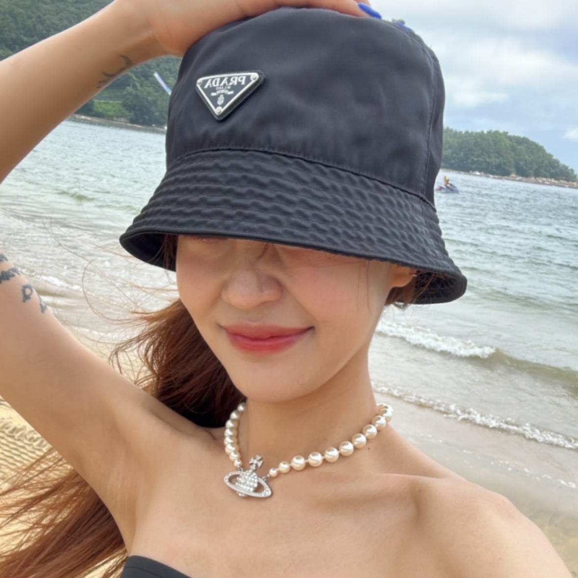 (W) Prada Re-Nylon Bucket Hat Black, Prada Re-Nylon Bucket Hat Black 착용 스타일 - 3