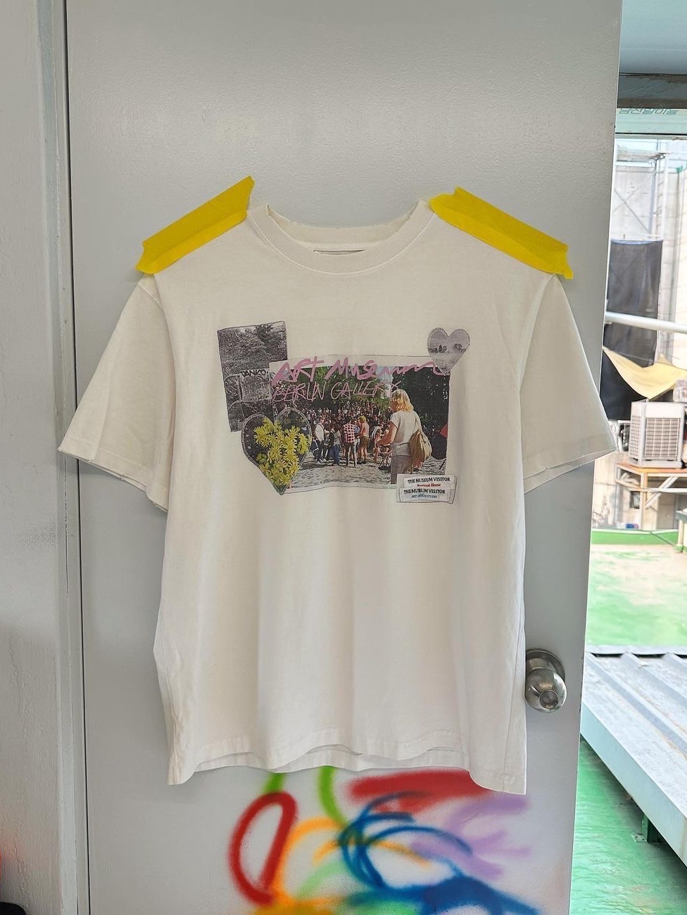 The Museum Visitor Berlin Picture Patch Printed T-Shirts Ivory 착용 스타일 - 1