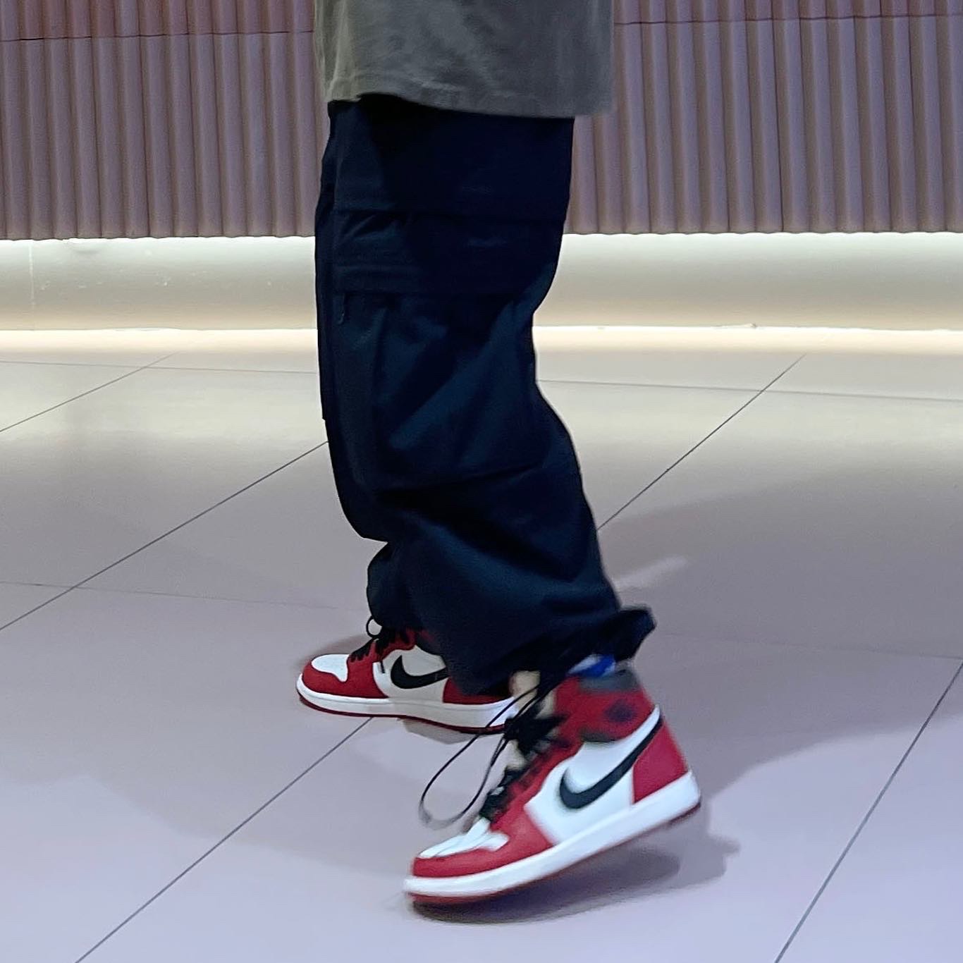 Jordan 1 Retro High OG Chicago 2022, Stussy 8 Ball Pigment Dyed T-Shirt Coffee - 22SS 착용 스타일 - 3