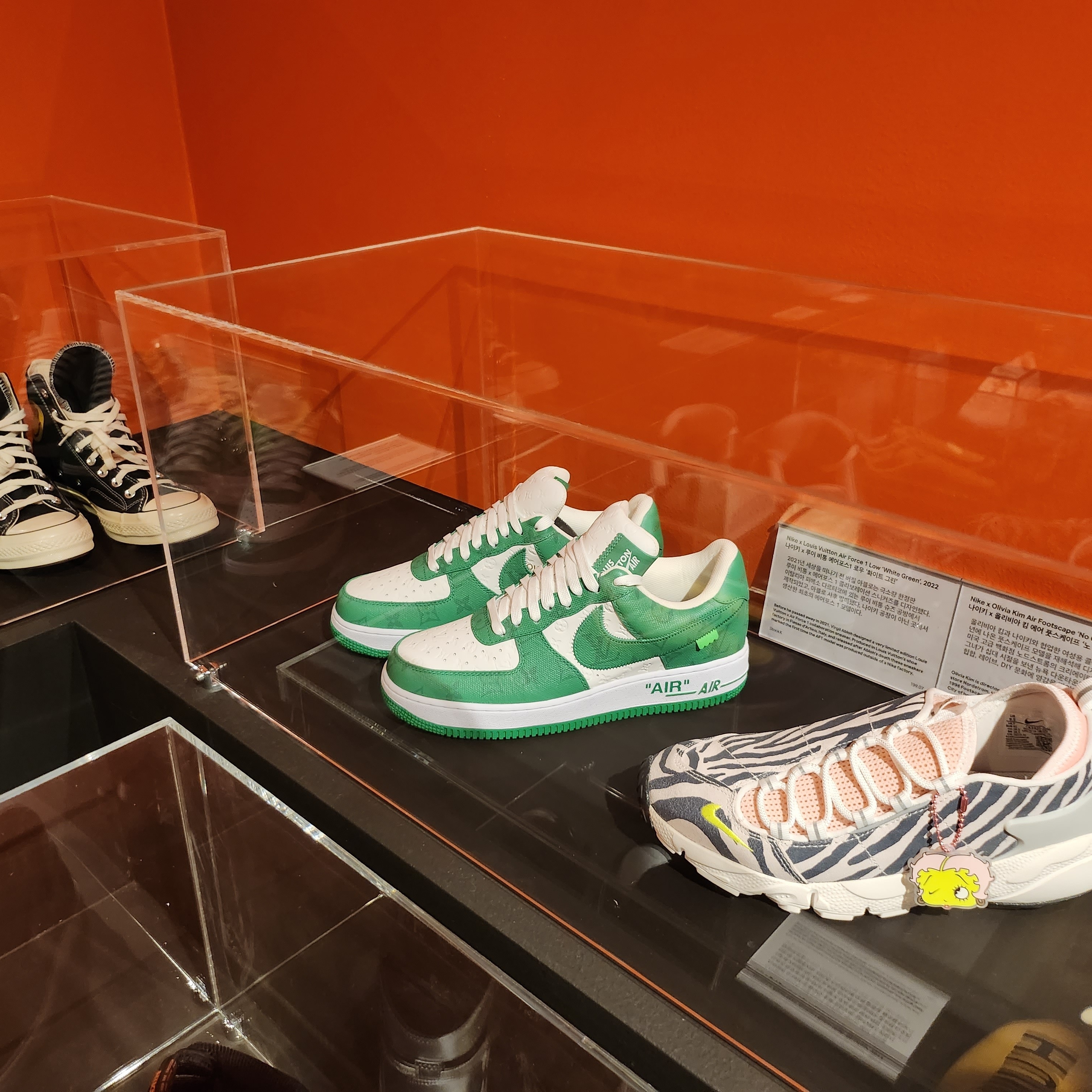 Louis Vuitton x Nike Air Force 1 Low by Virgil Abloh White Gym Green 착용 스타일 - 1
