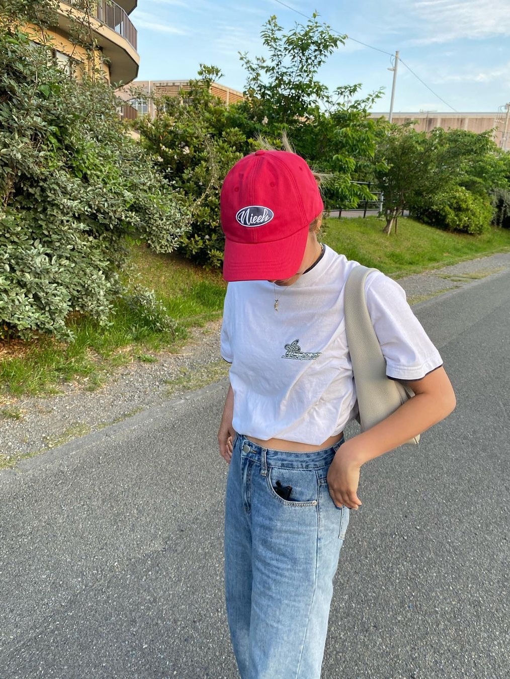 Nieeh Signature Round Logo Cap Blue, Nieeh Signature Round Logo Cap Red 착용 스타일