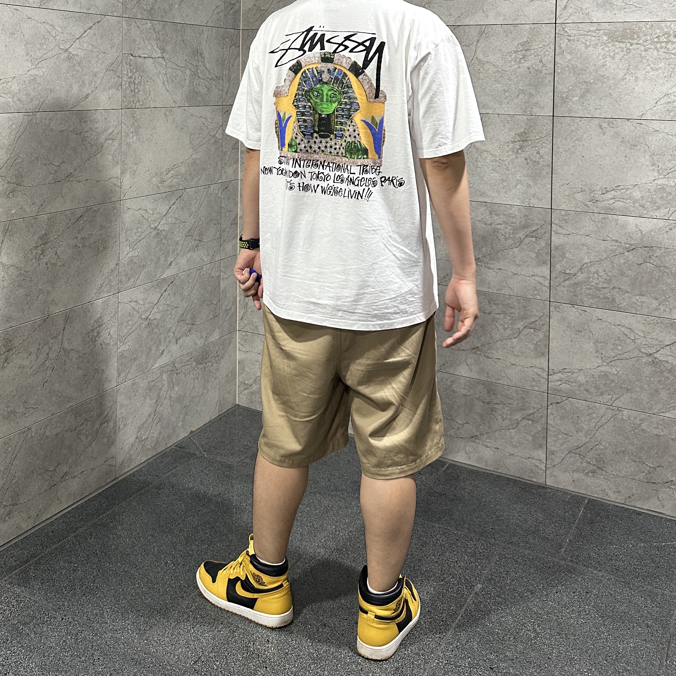 Stussy Sphinx T-shirt White, Jordan 1 Retro High OG Pollen 착용 스타일