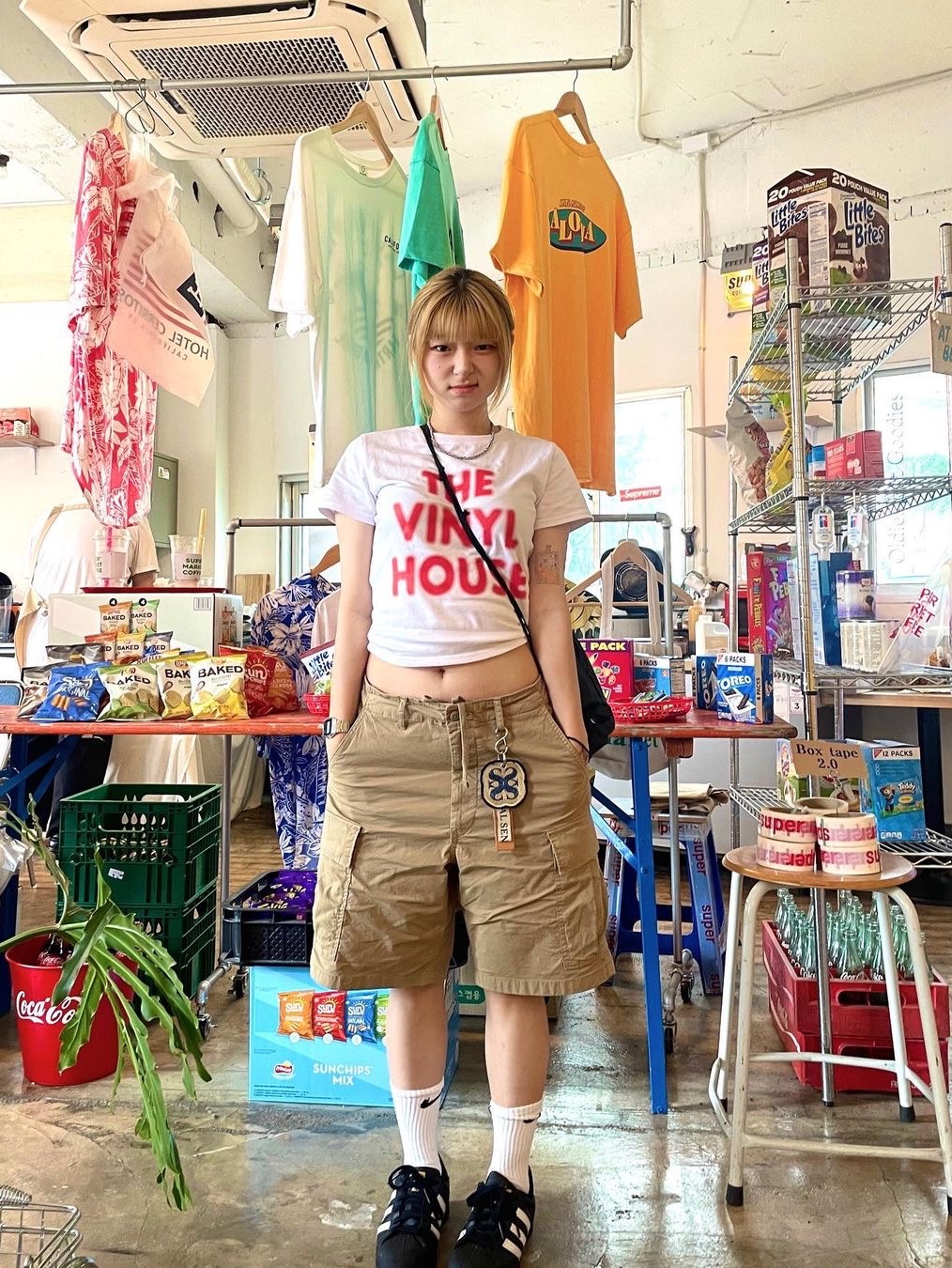 Thevinylhouse Spray Logo T-Shirt White 착용 스타일 - 1