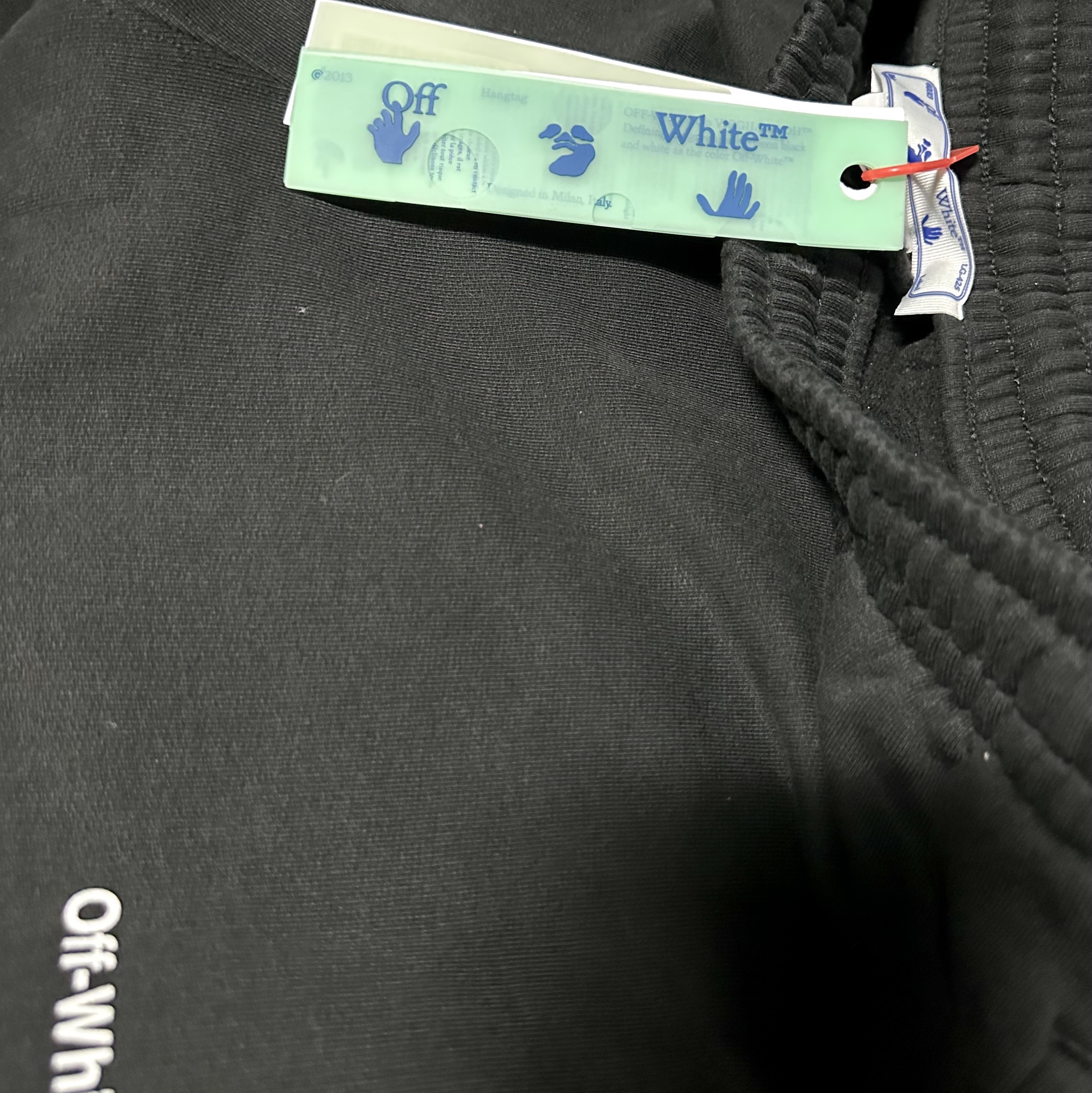 Off-White Diag Helvetica Slim Sweatpants Black 착용 스타일 - 1