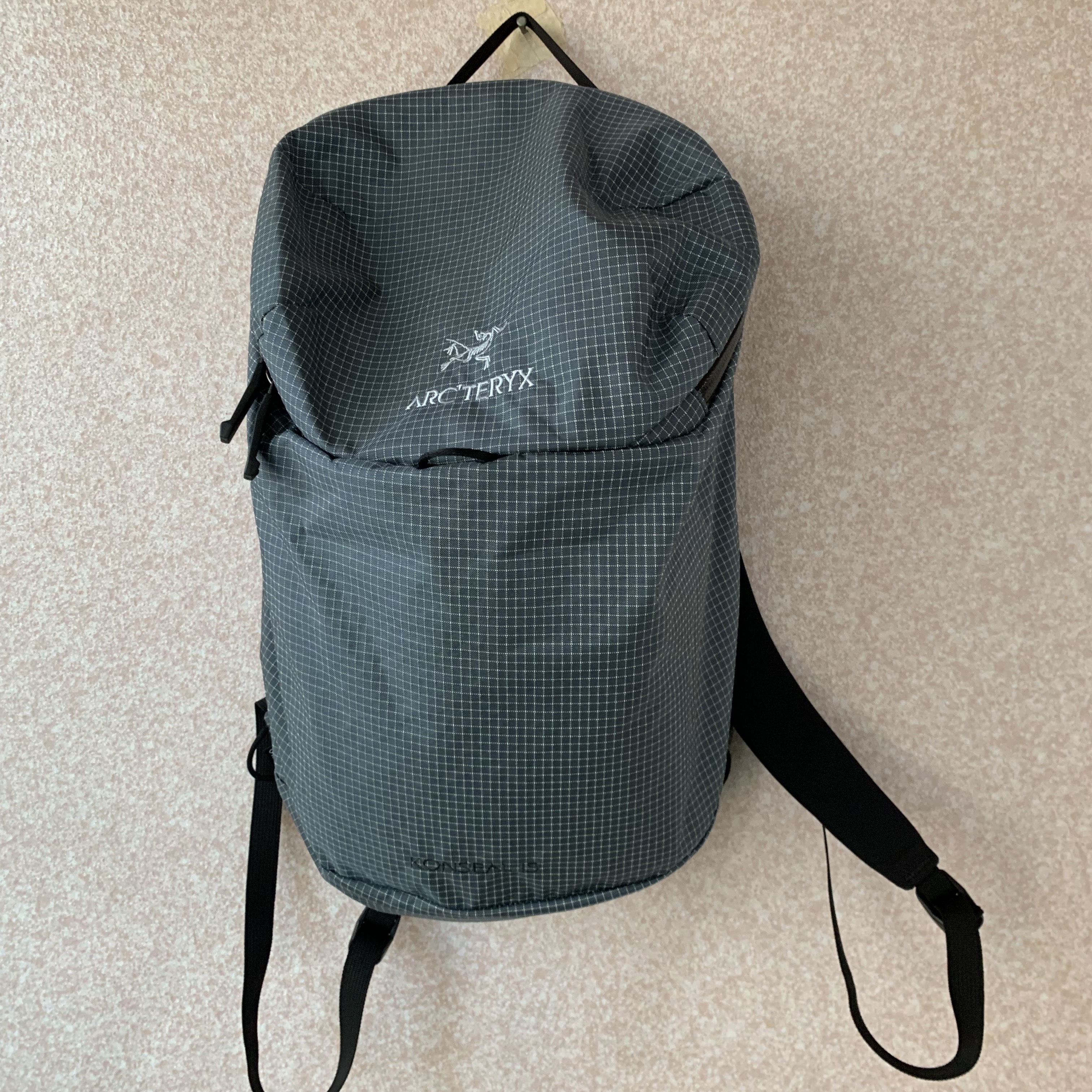 Arc'teryx Konseal 15 Backpack Neptune 착용 스타일