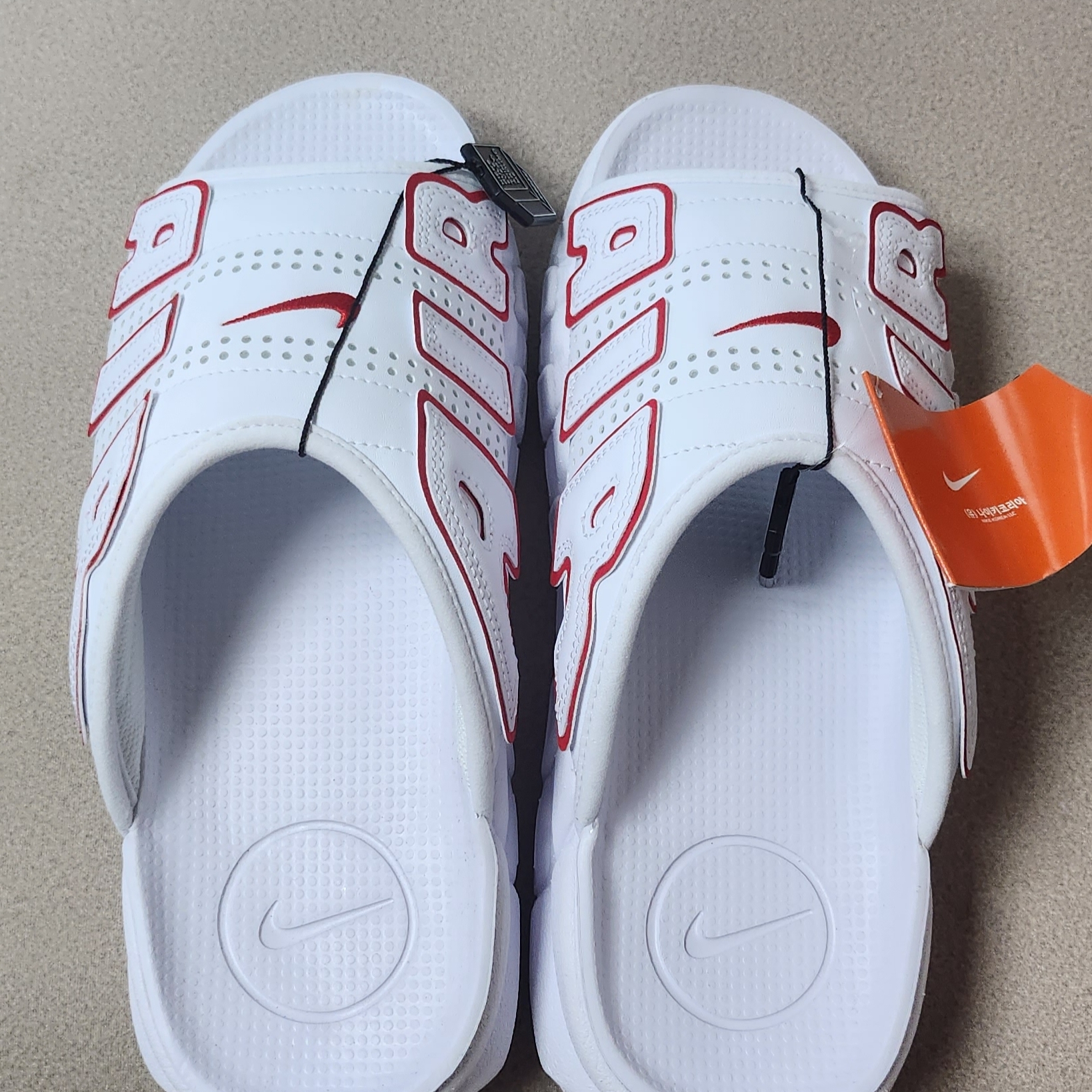 Nike Air More Uptempo Slide White University Red 착용 스타일