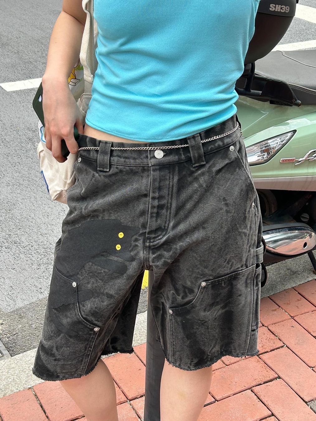 The Museum Visitor Cat Printed Dyeing Shorts Black 착용 스타일 - 1