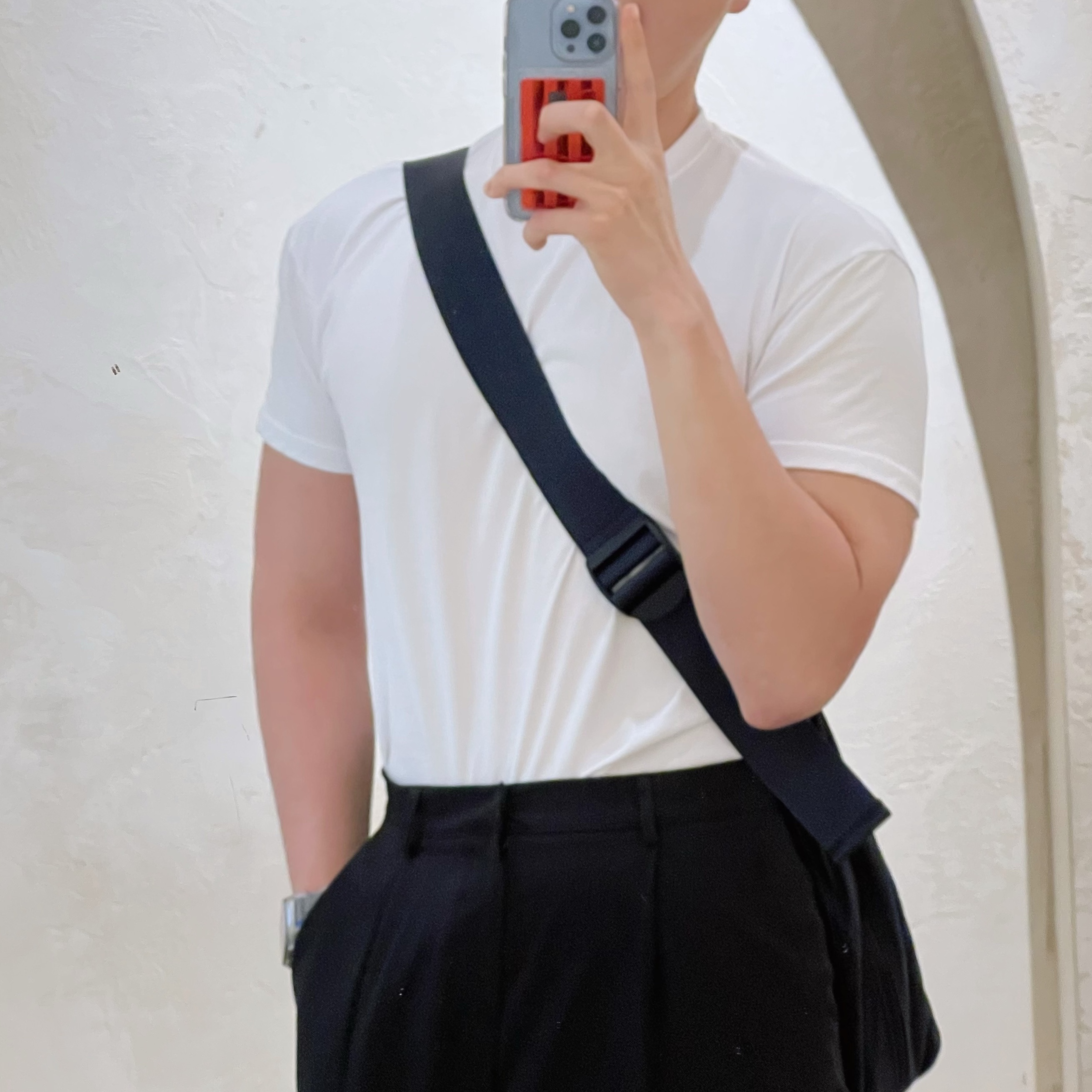 COS Nylon Crescent Messenger Bag Navy 착용 스타일