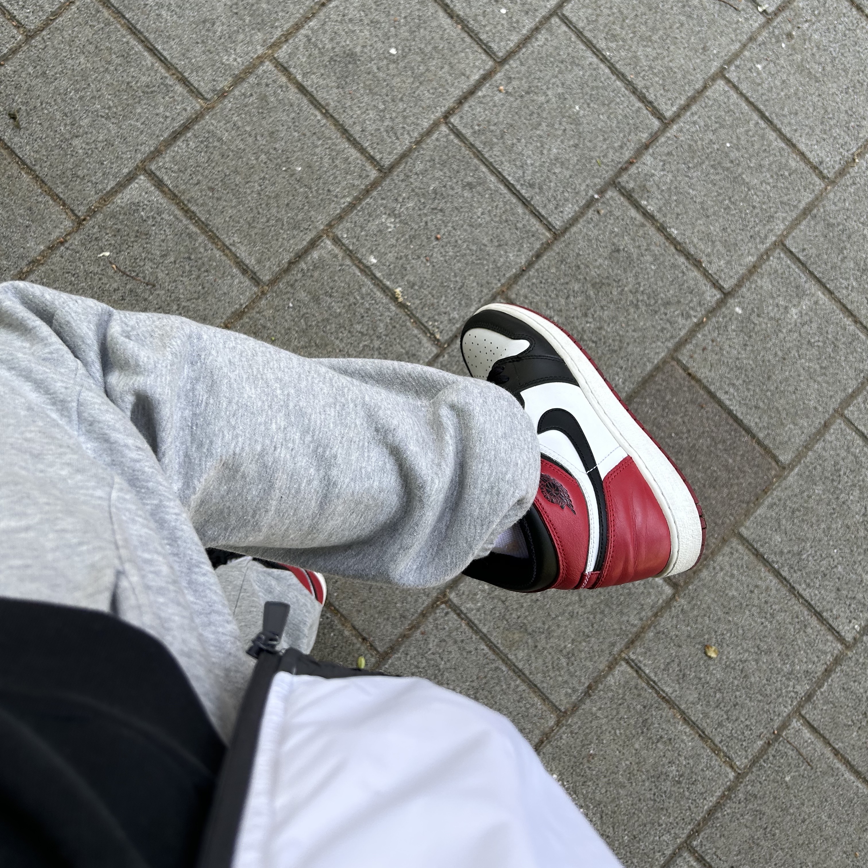 Jordan 1 Retro High OG Black Toe 2016, Jordan 1 Retro Low OG Black Toe 착용 스타일 - 2