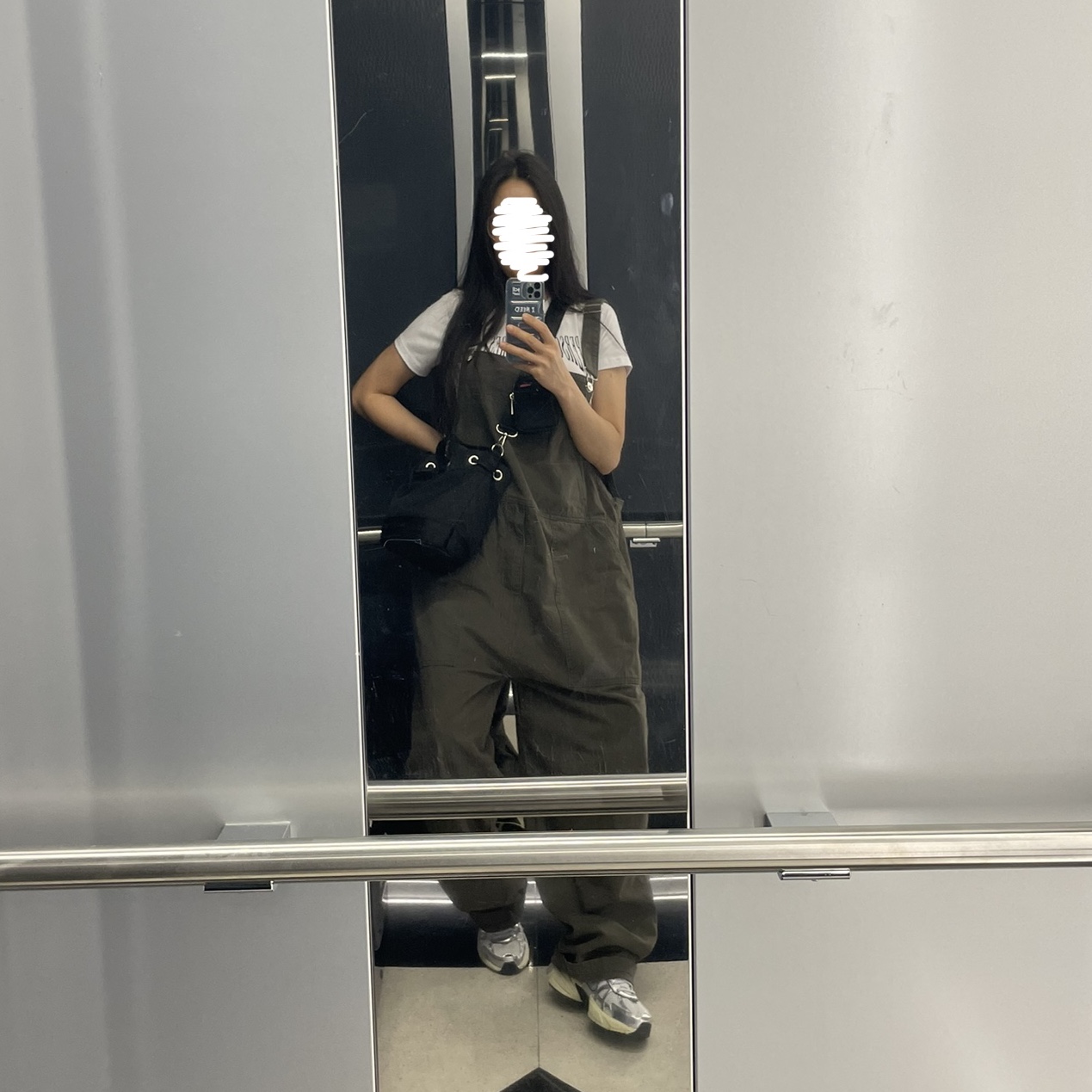 Nike V2K Run Summit White Metallic Silver 착용 스타일 - 1