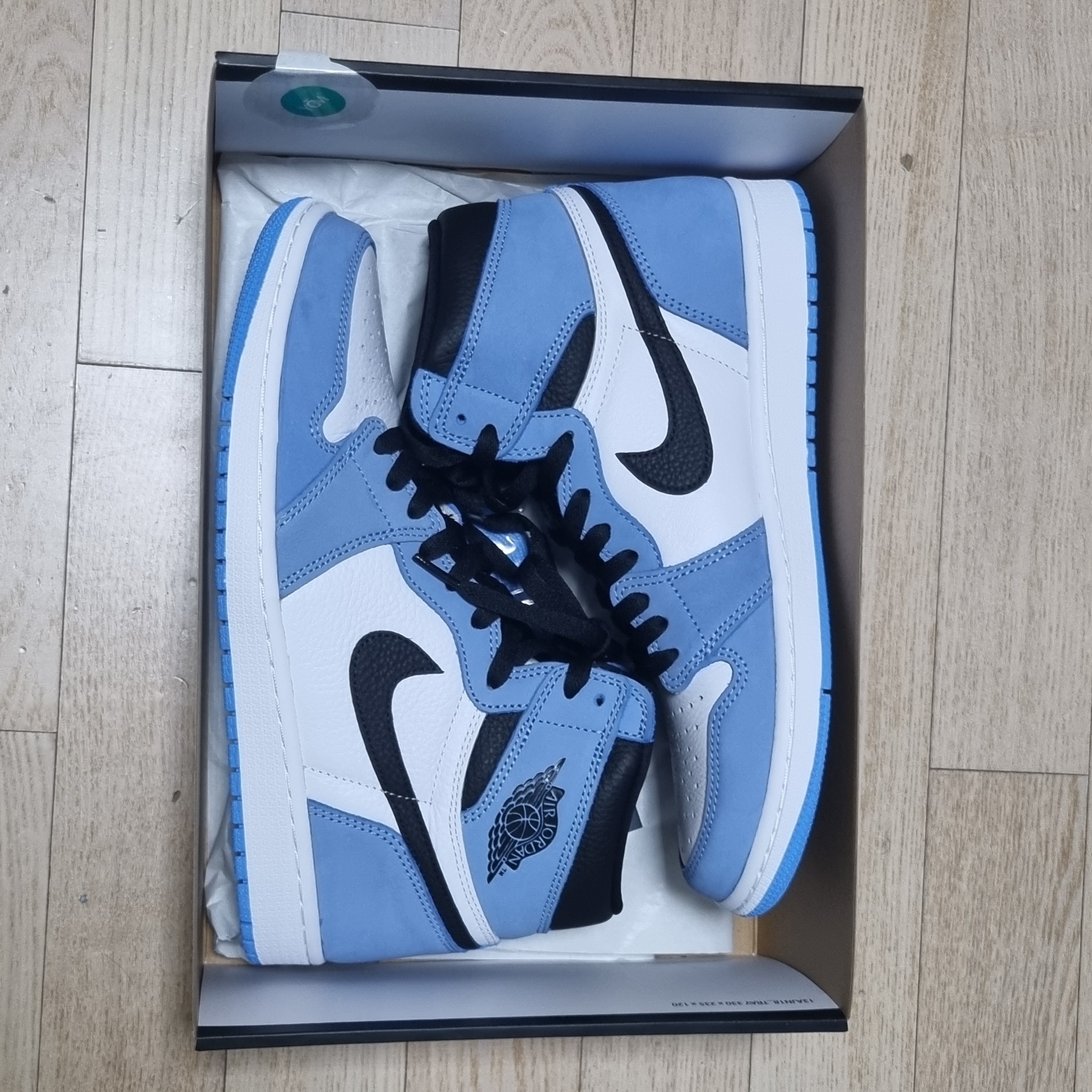 Jordan 1 Retro High OG University Blue 착용 스타일 - 3