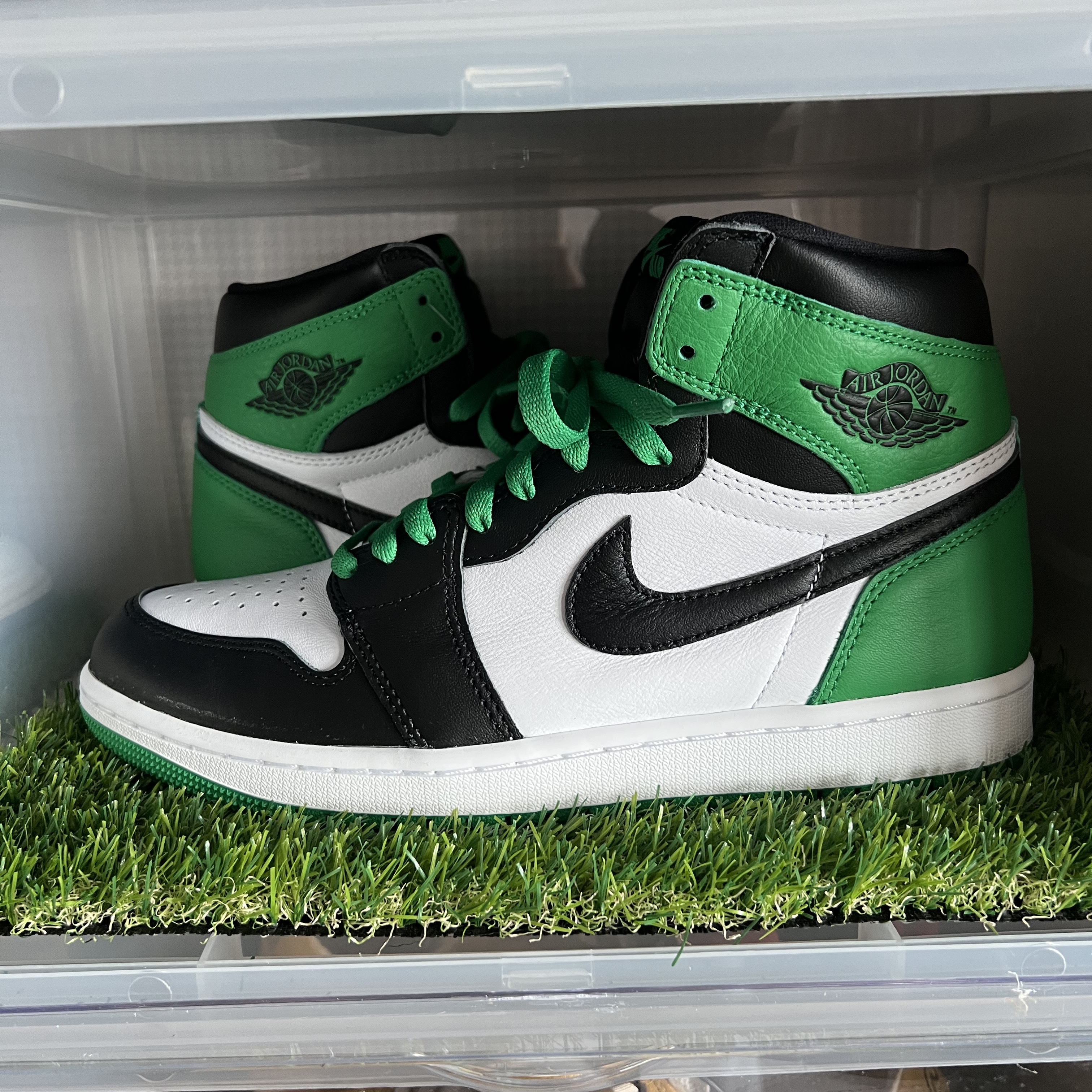Jordan 1 Retro High OG Black and Lucky Green 착용 스타일
