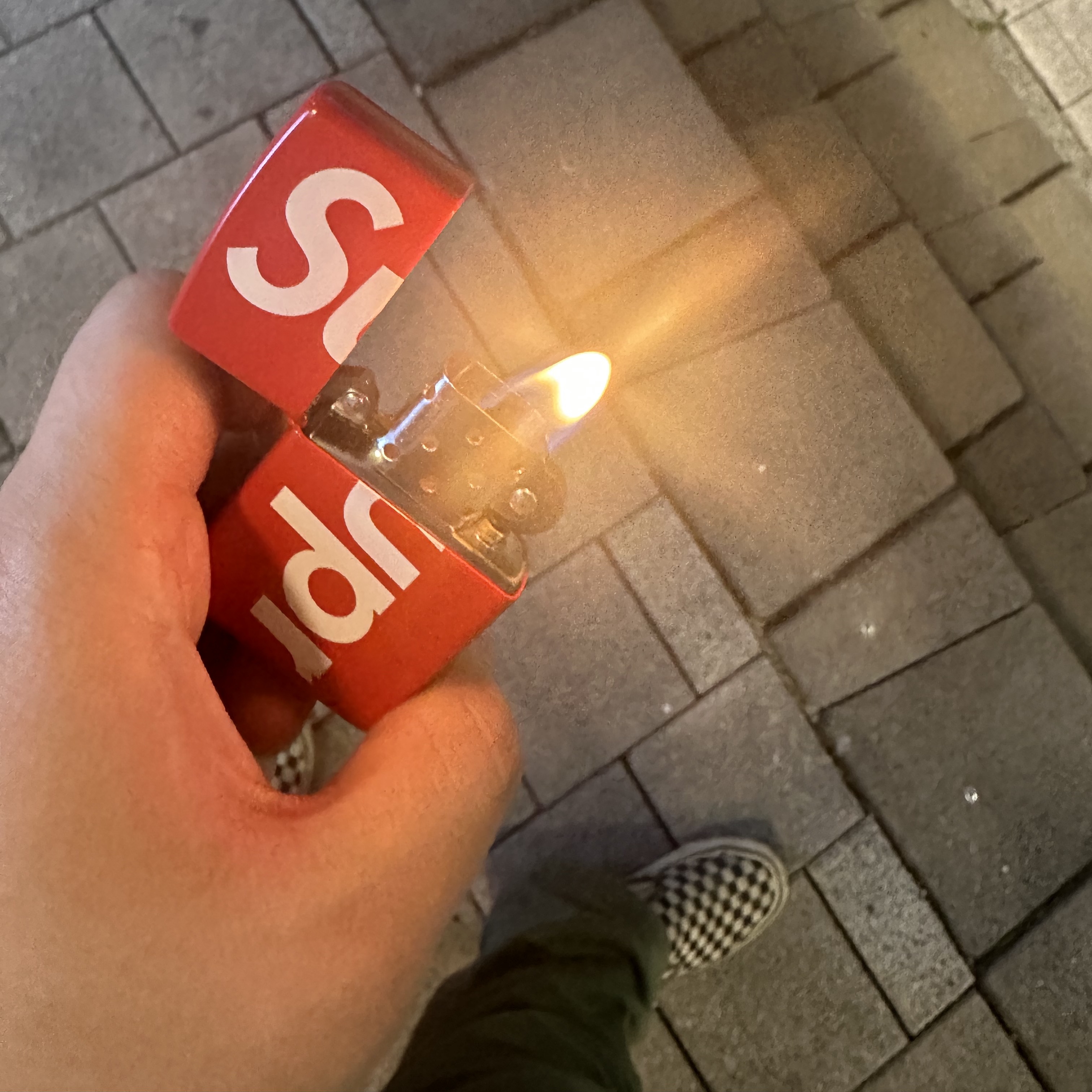 Supreme Logo Zippo Red 착용 스타일