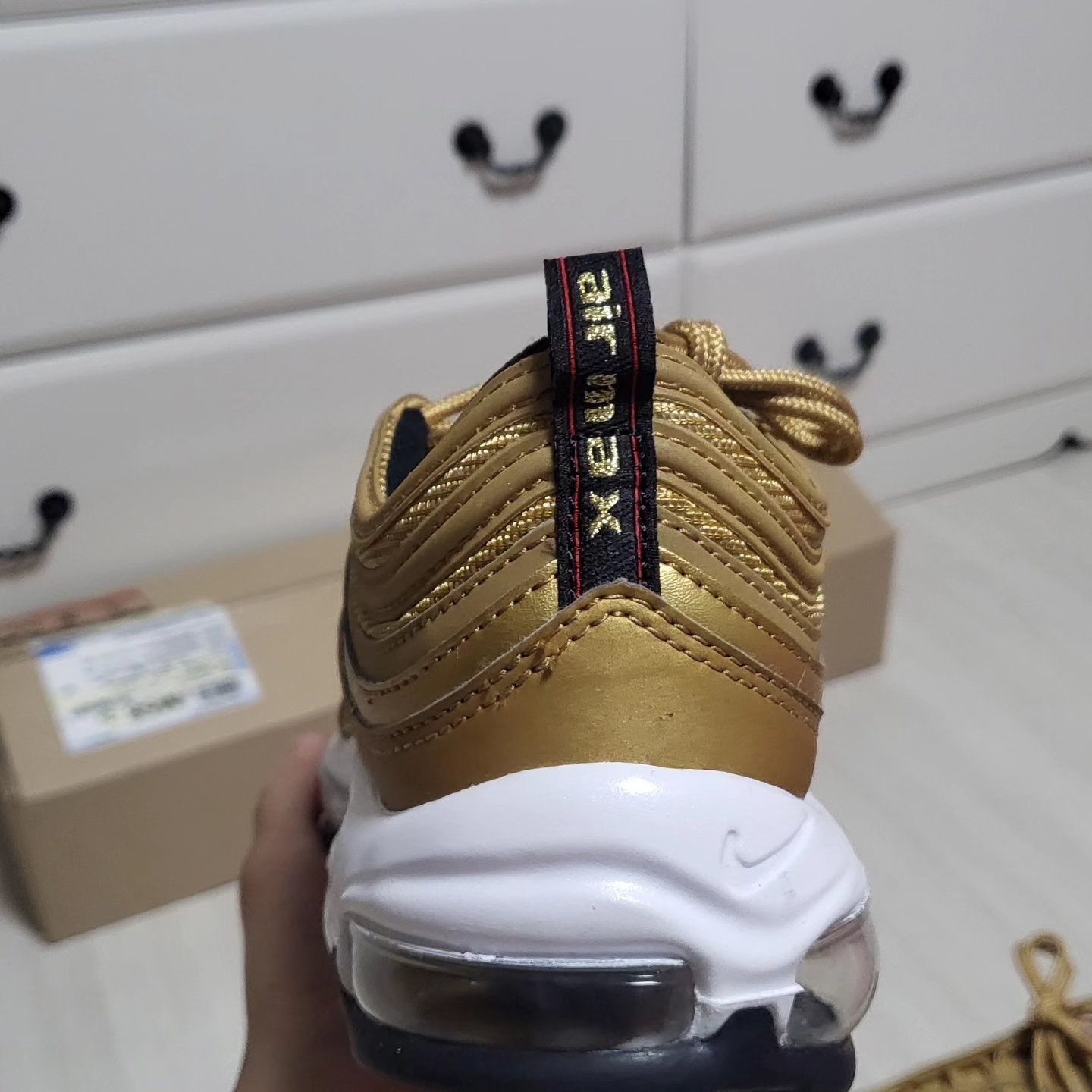 Nike Air Max 97 OG Metallic Gold 2023 착용 스타일 - 3