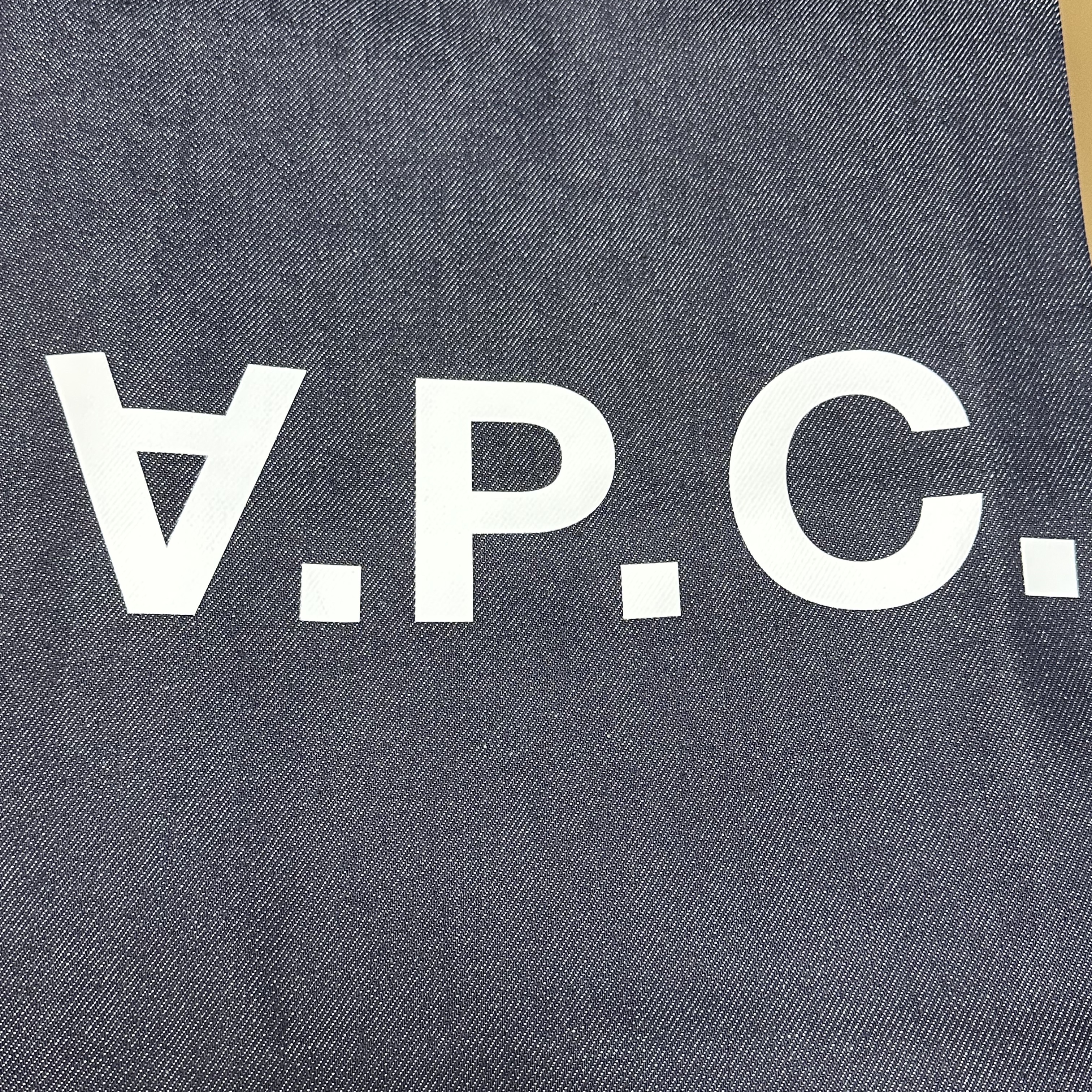 A.P.C. Laure Tote Bag Blue 착용 스타일 - 1