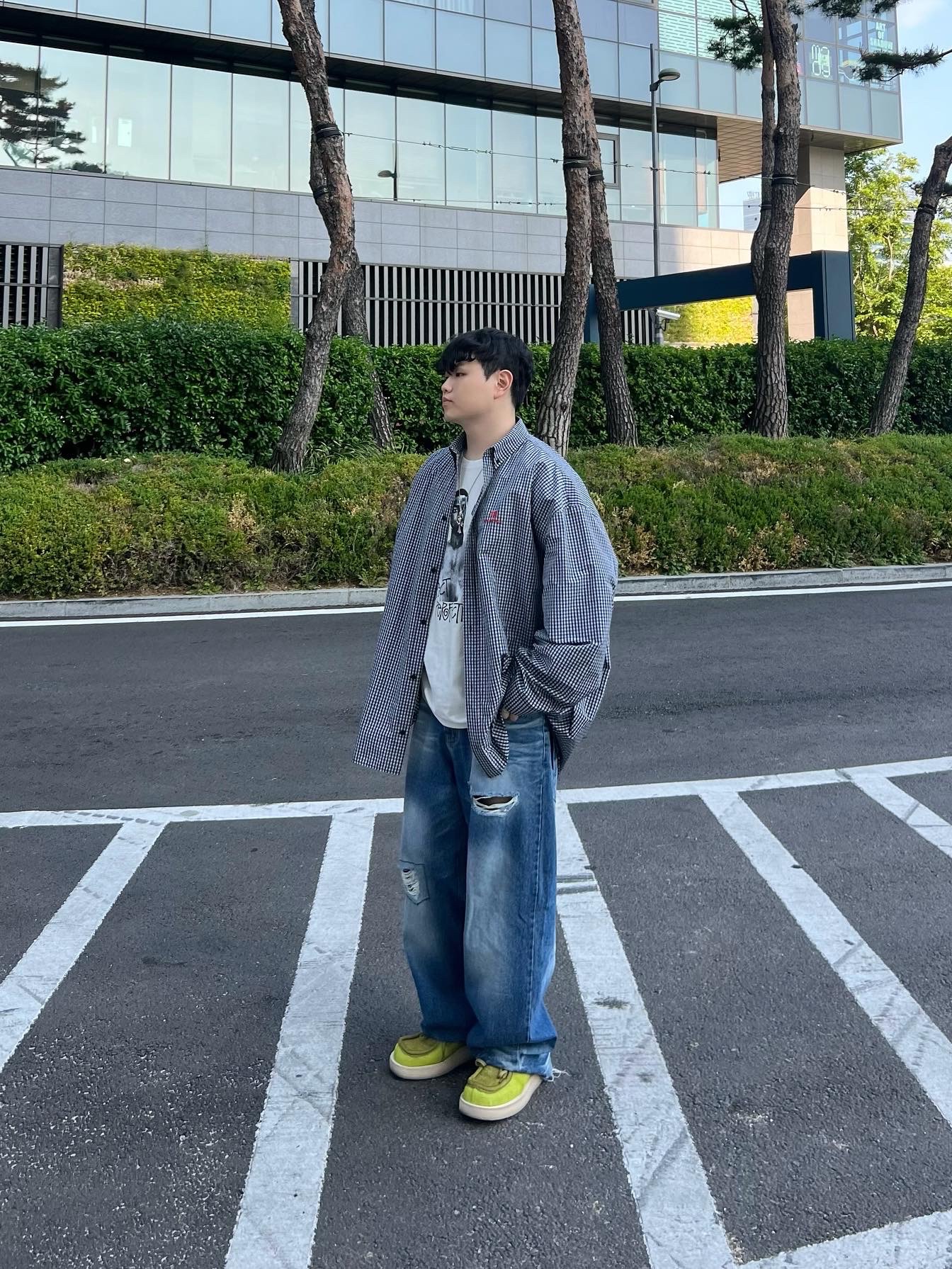 Balenciaga Micro Check Mix Poplin Sporty B Cosy Shirt Black White, Stussy x Martine Rose Stand Firm Pigment Dyed T-Shirt Natural 착용 스타일 - 1