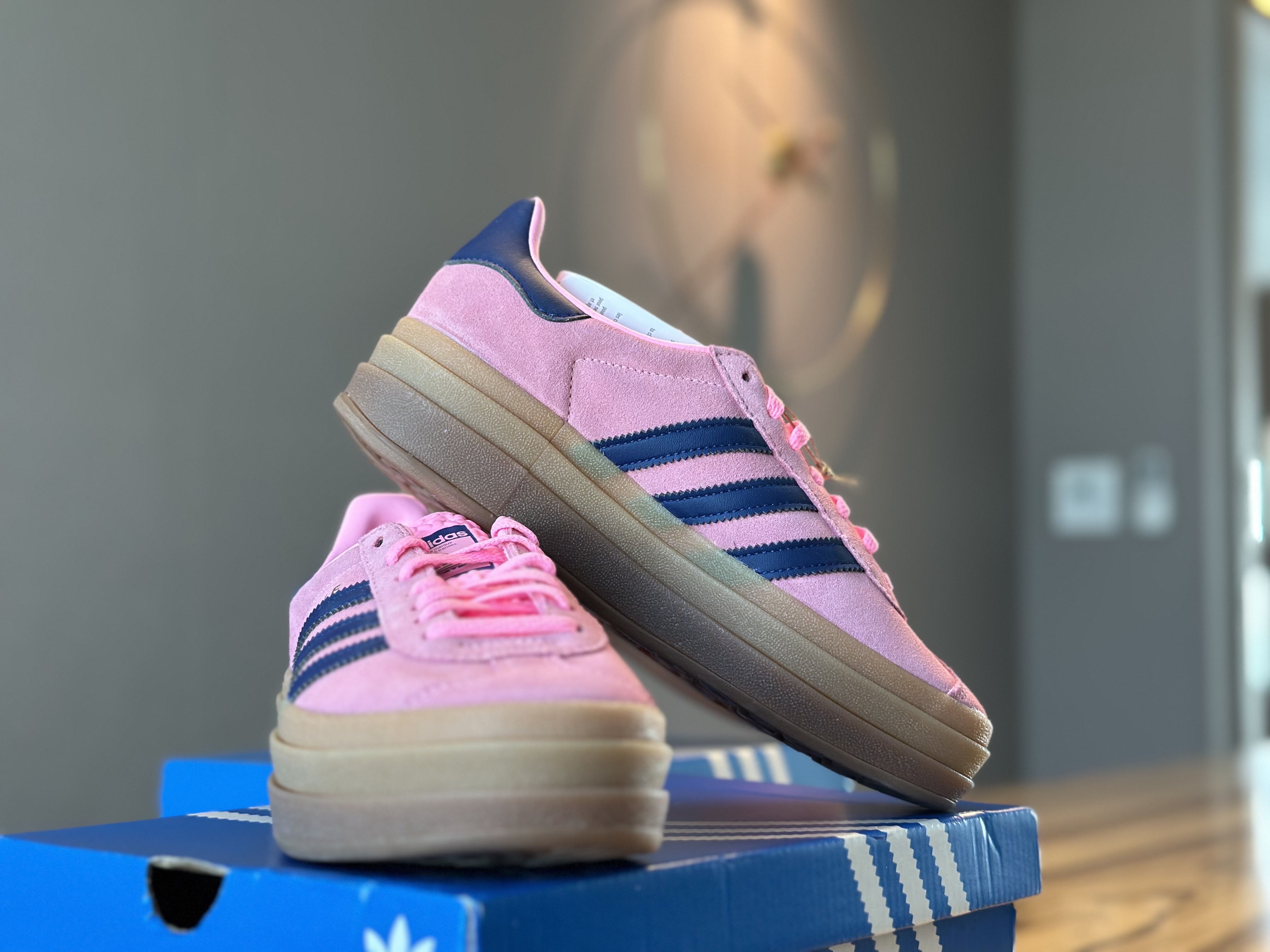 (W) Adidas Gazelle Bold Pink Glow Victory Blue 착용 스타일 - 1