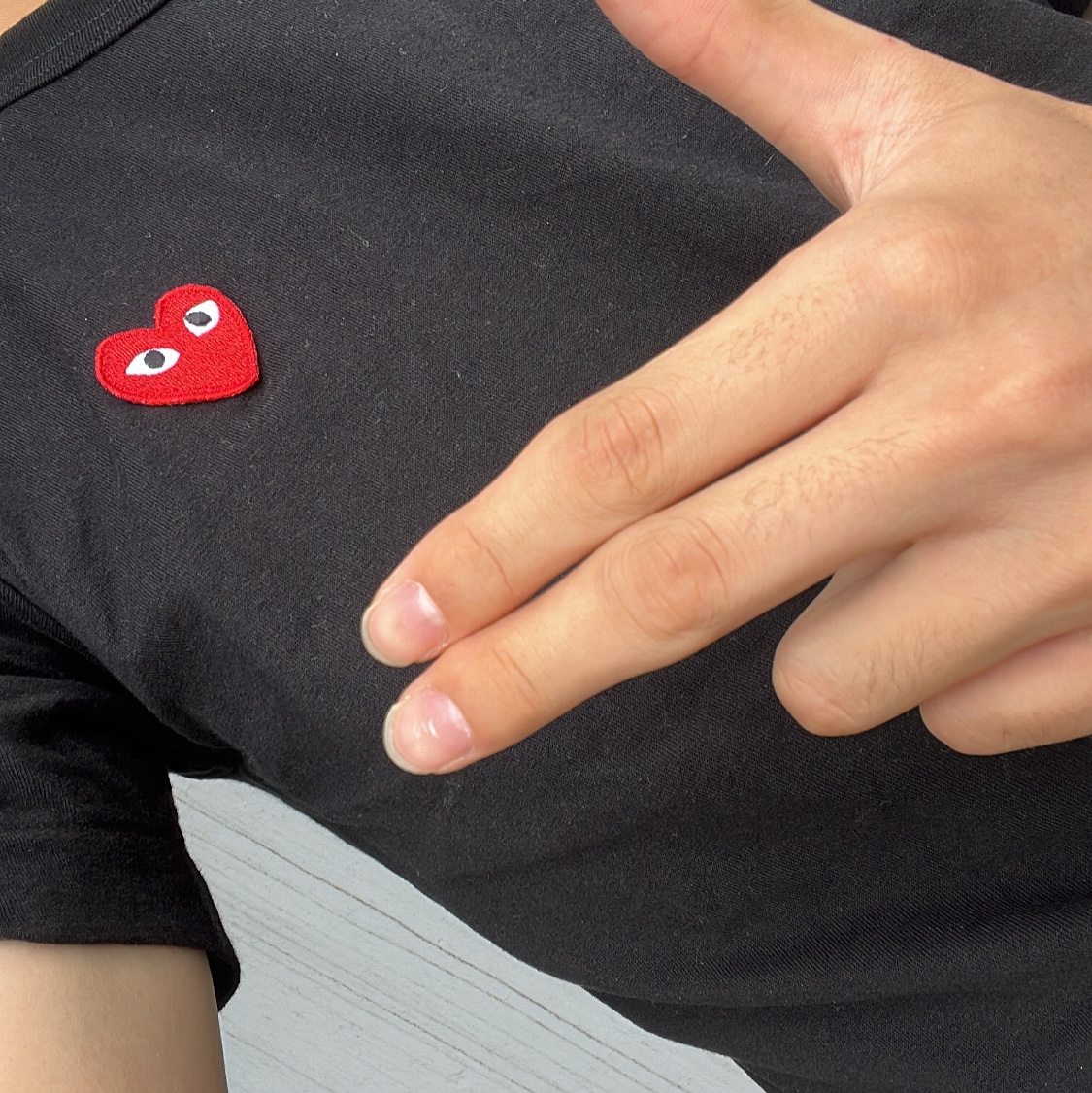 Play Comme des Garcons Red Heart T-Shirt Black 착용 스타일