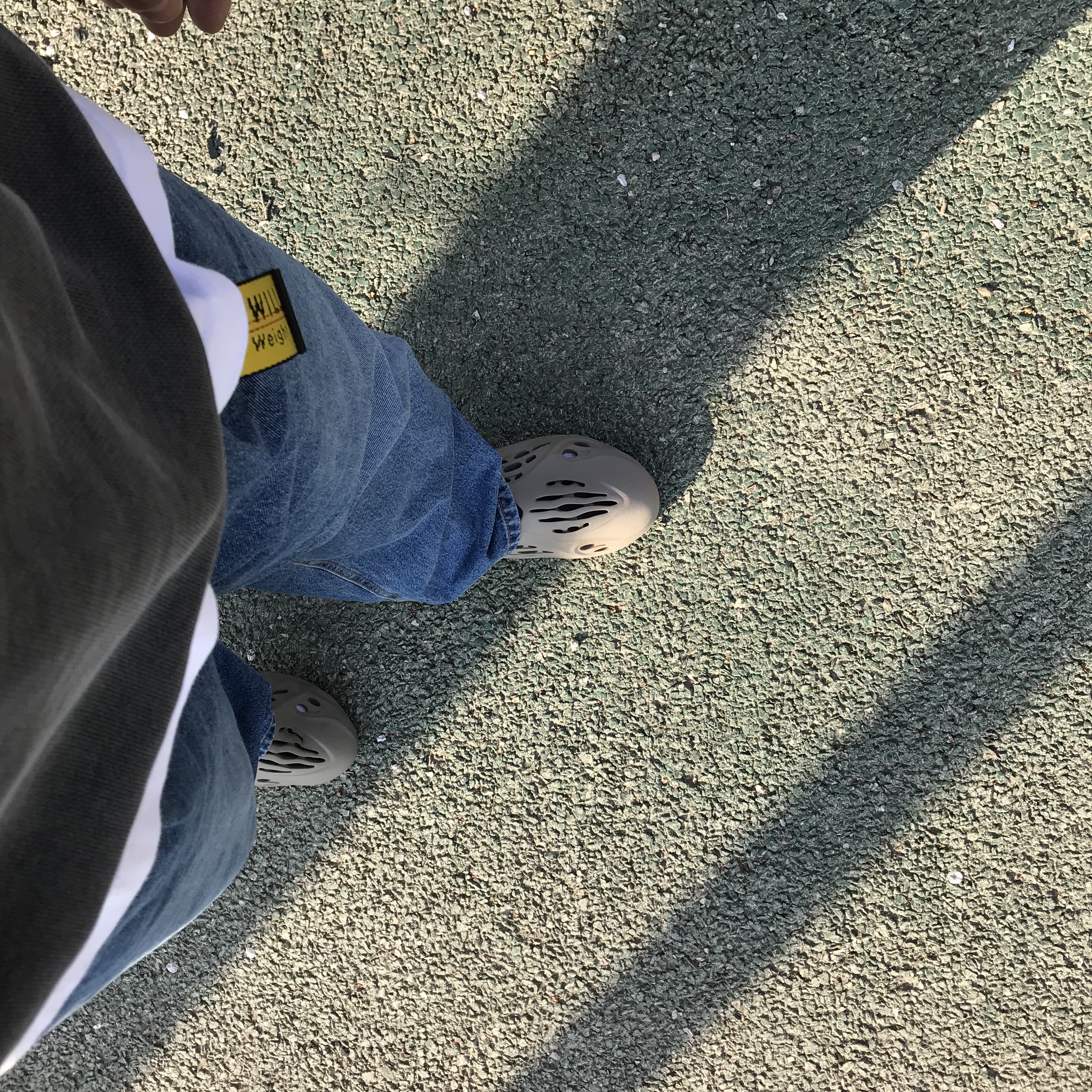 Adidas Yeezy Foam RNNR Stone Sage 착용 스타일
