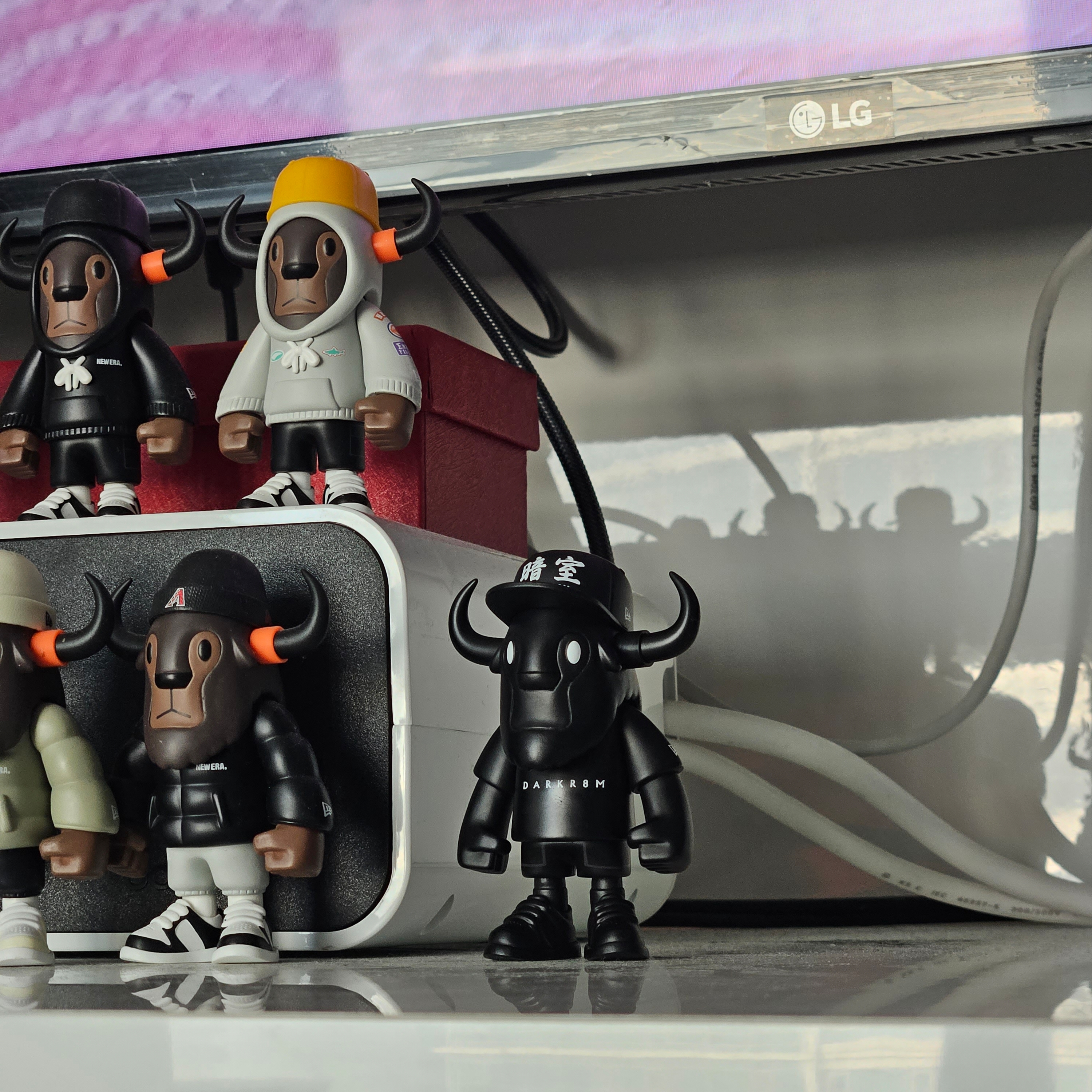 Darkr8m Studio x New Era FFALO Figure Black 착용 스타일