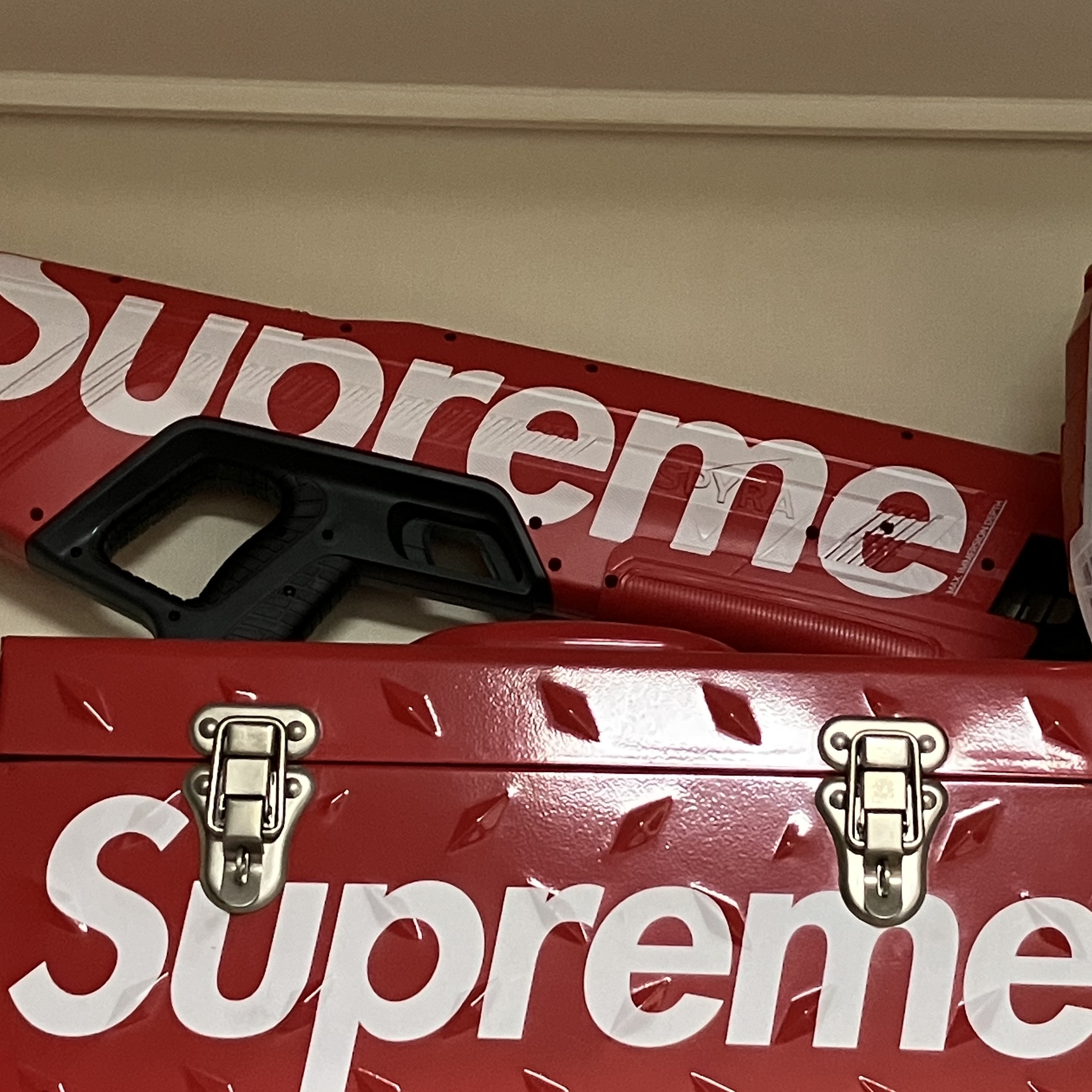 Supreme Diamond Plate Tool Box Red - 18FW 착용 스타일