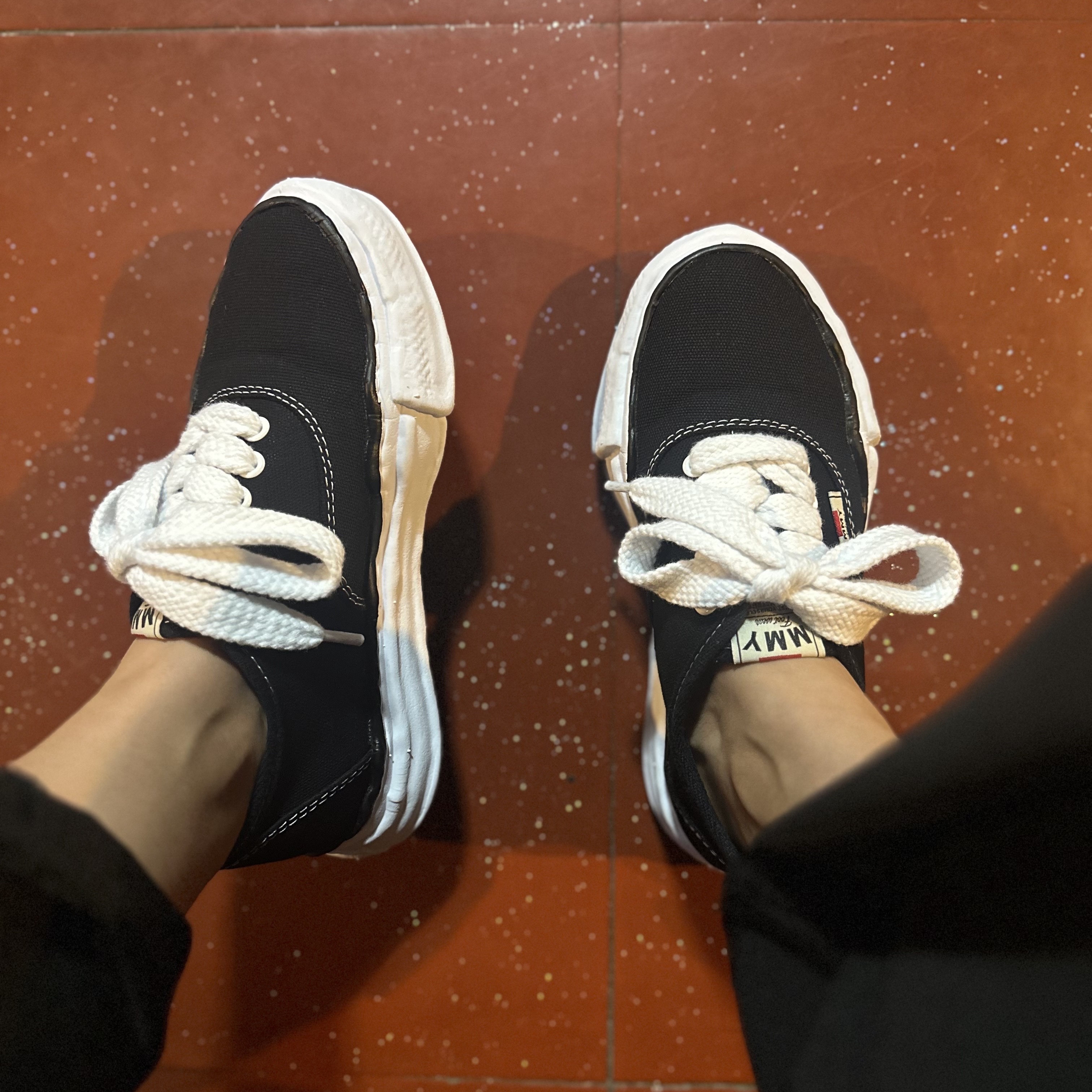 Maison Mihara Yasuhiro Baker OG Sole Canvas Low Cut Sneakers Black 착용 스타일
