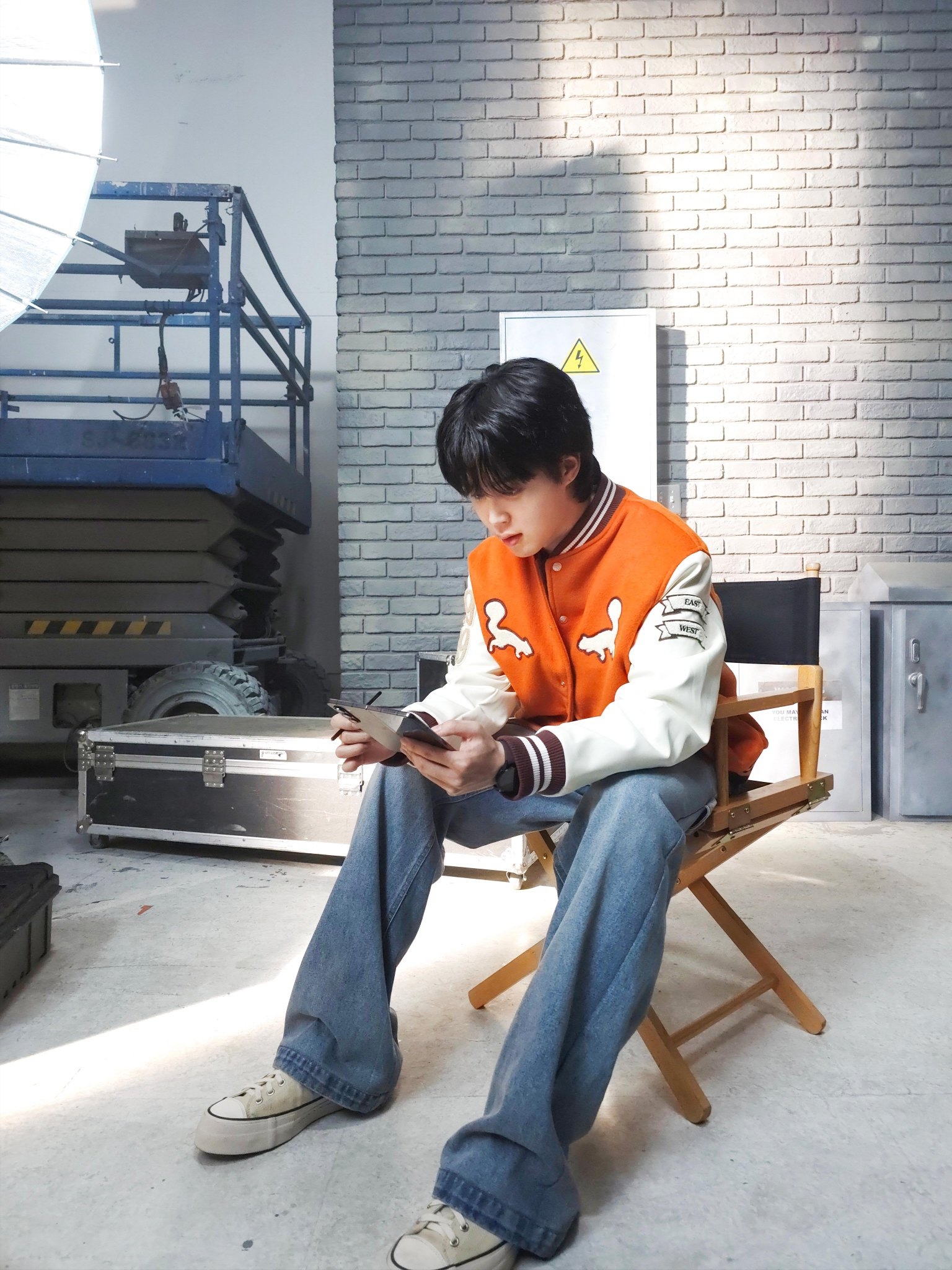 Vandy The Pink Bonsai Varsity Jacket 착용 스타일
