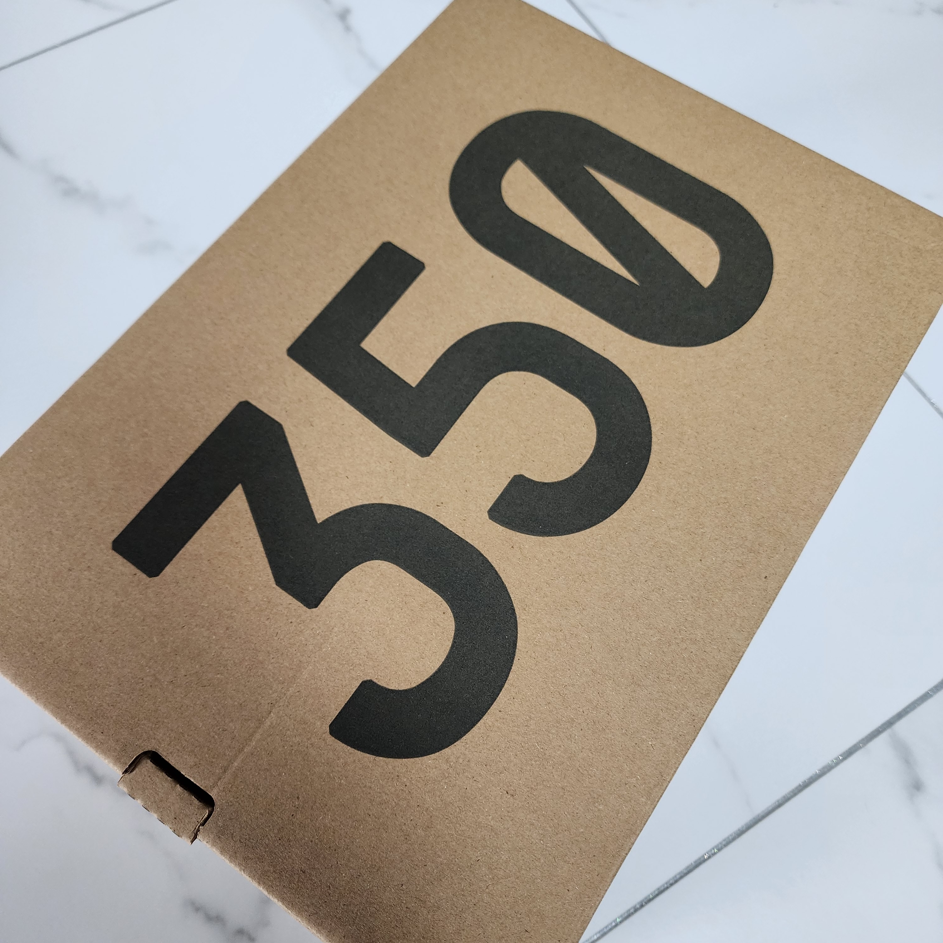 Adidas Yeezy Boost 350 V2 Onyx 착용 스타일 - 1