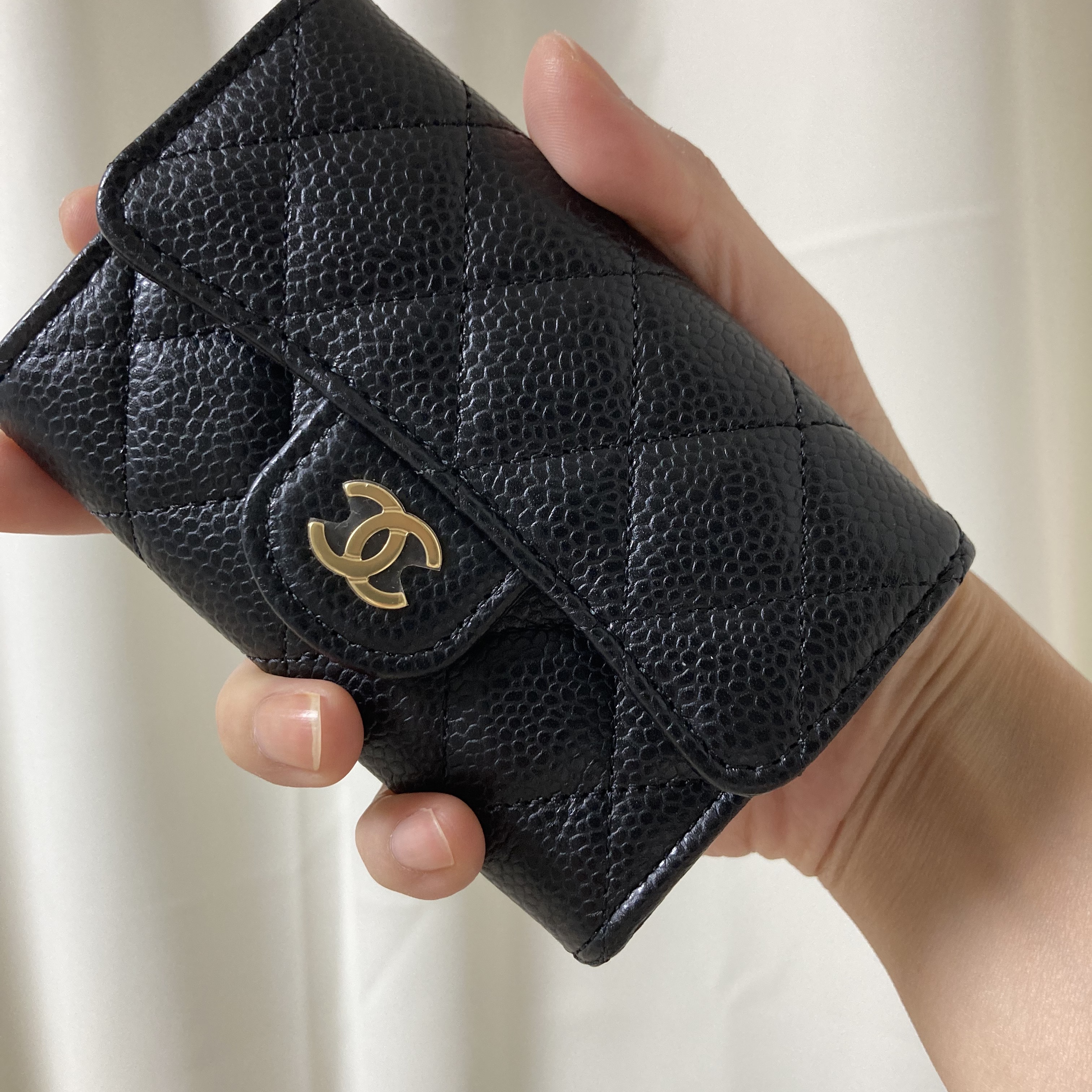 Chanel Classic Card Holder Grained Calfskin & Gold Black 착용 스타일 - 2