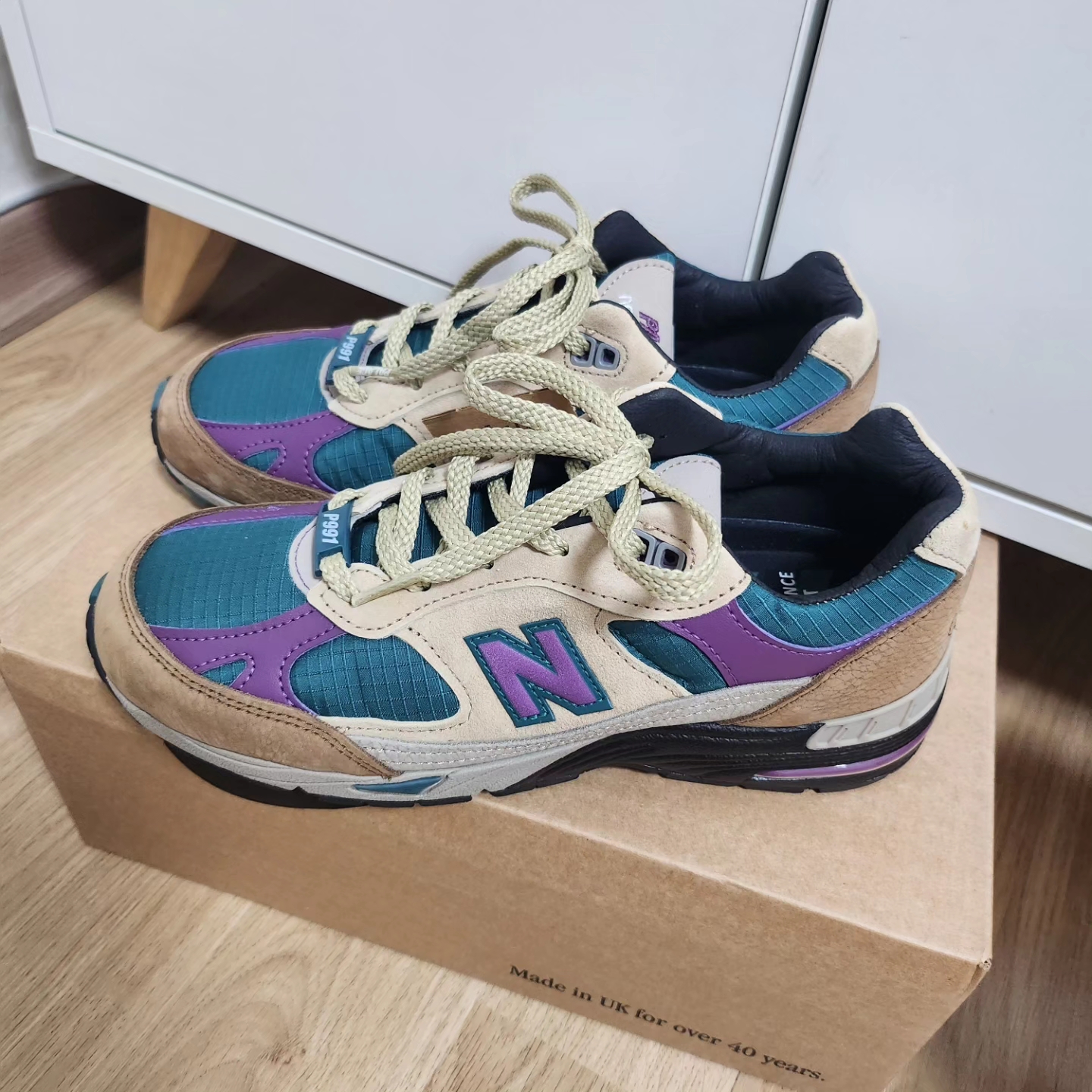 (W) New Balance x Palace 991 Made in UK Taos Taupe Grape Juice 착용 스타일 - 1