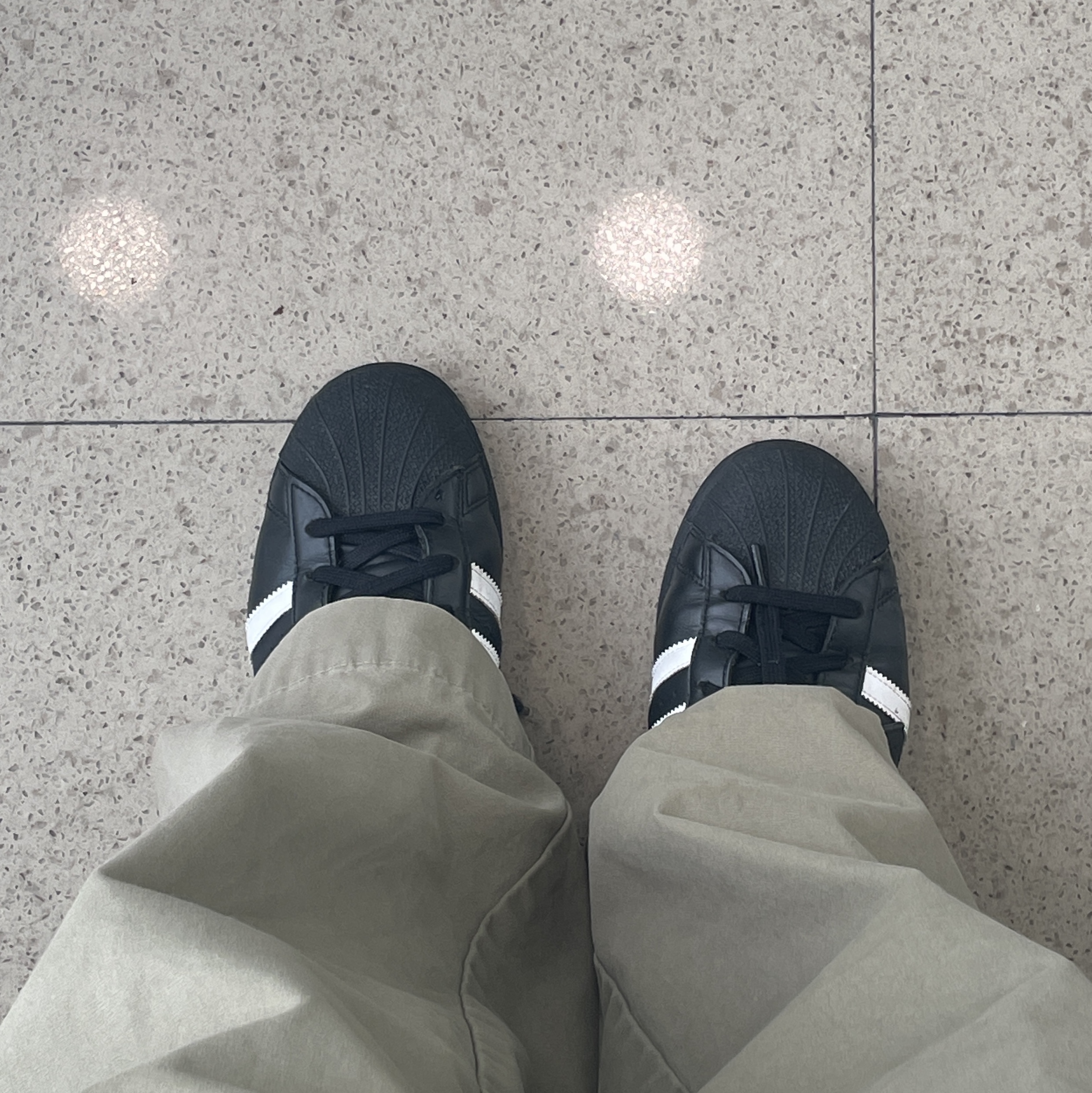 Adidas Superstar Core Black White 착용 스타일