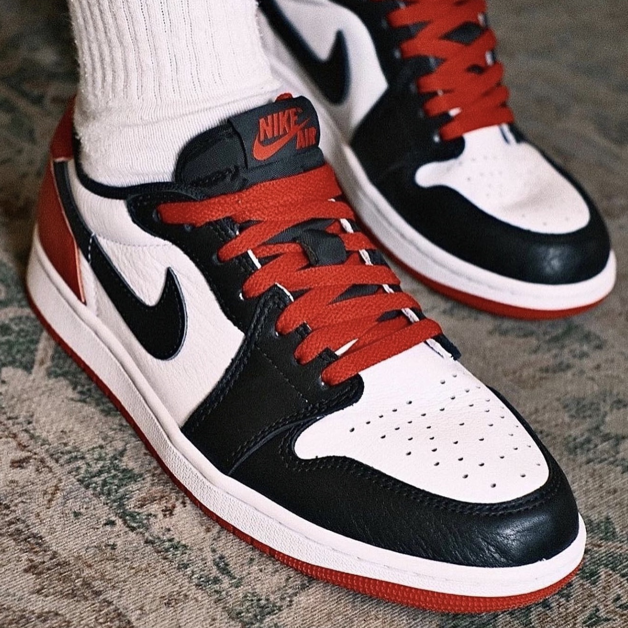 Jordan 1 Retro Low OG Black Toe 착용 스타일 - 2