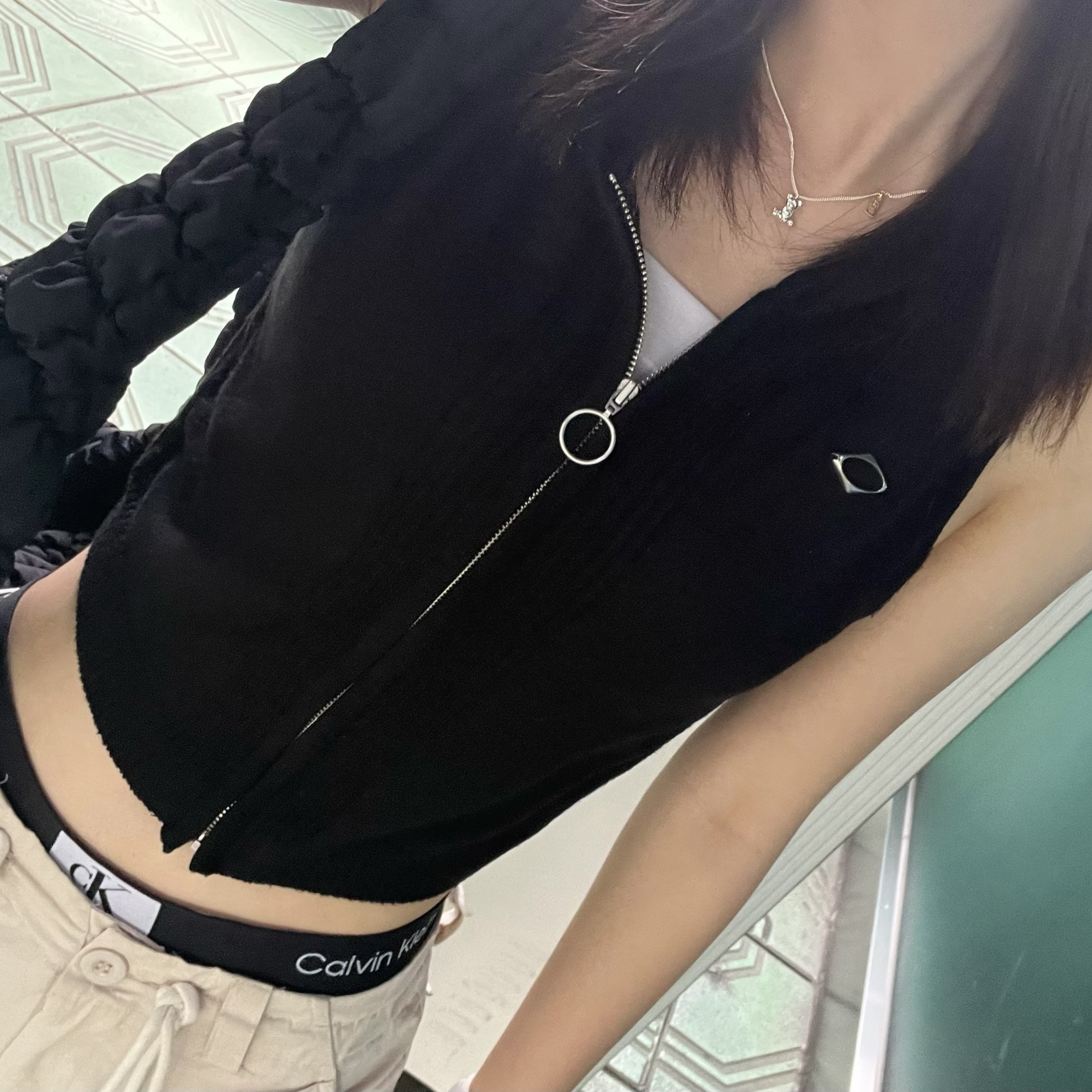 (W) Mischief Rhombus One Shoulder Top Black, (W) Mischief Rhombus Hooded Knit Vest Black 착용 스타일 - 2
