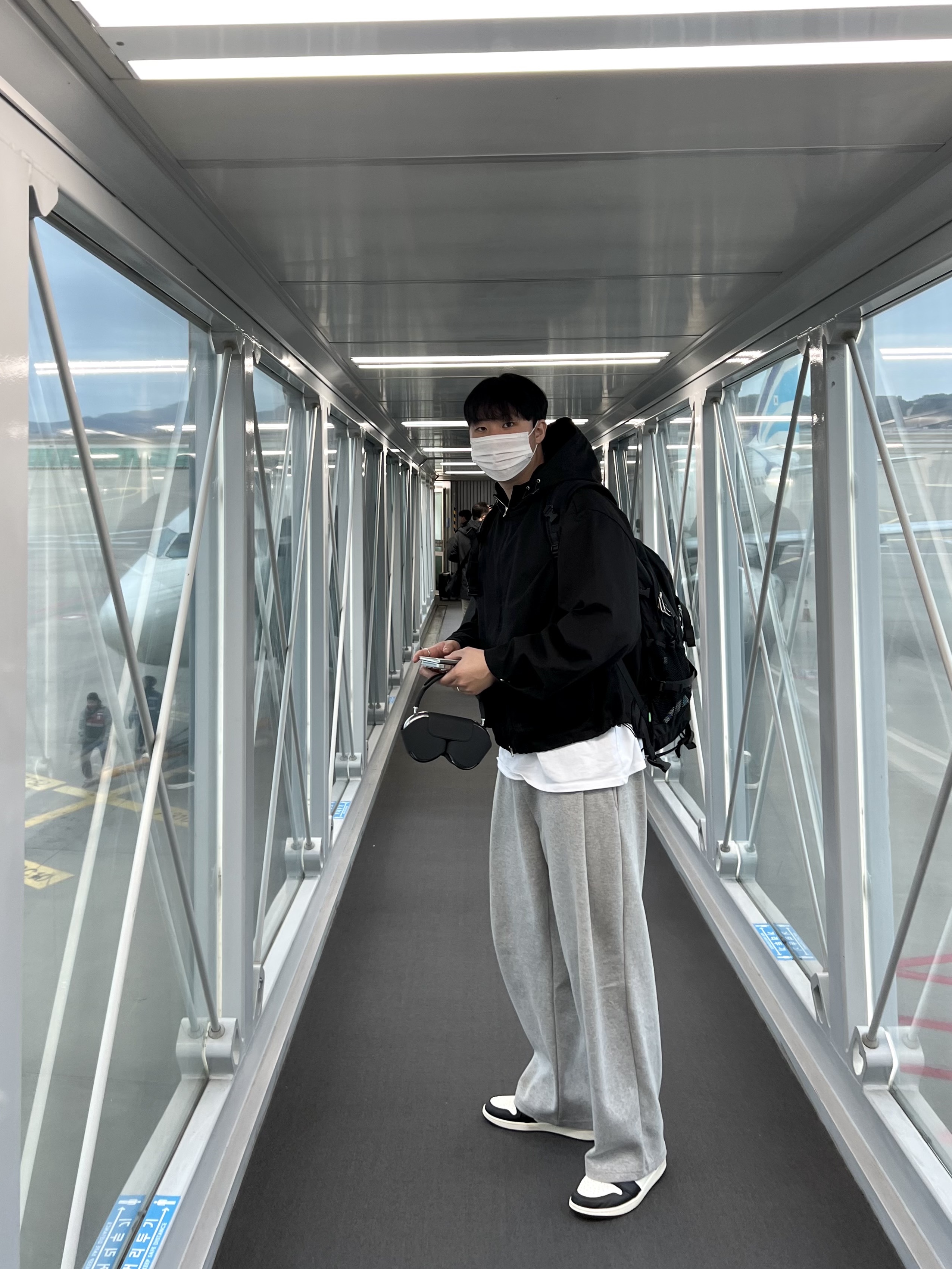 Apple AirPods Max Lightning Space Gray (Korean Ver.), Jordan 1 Retro High OG Black Mocha 착용 스타일 - 1
