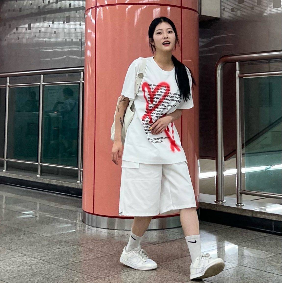 The Museum Visitor Heart Sprayed T-Shirts White, (W) Nike Dunk Low White and Sail 착용 스타일 - 1