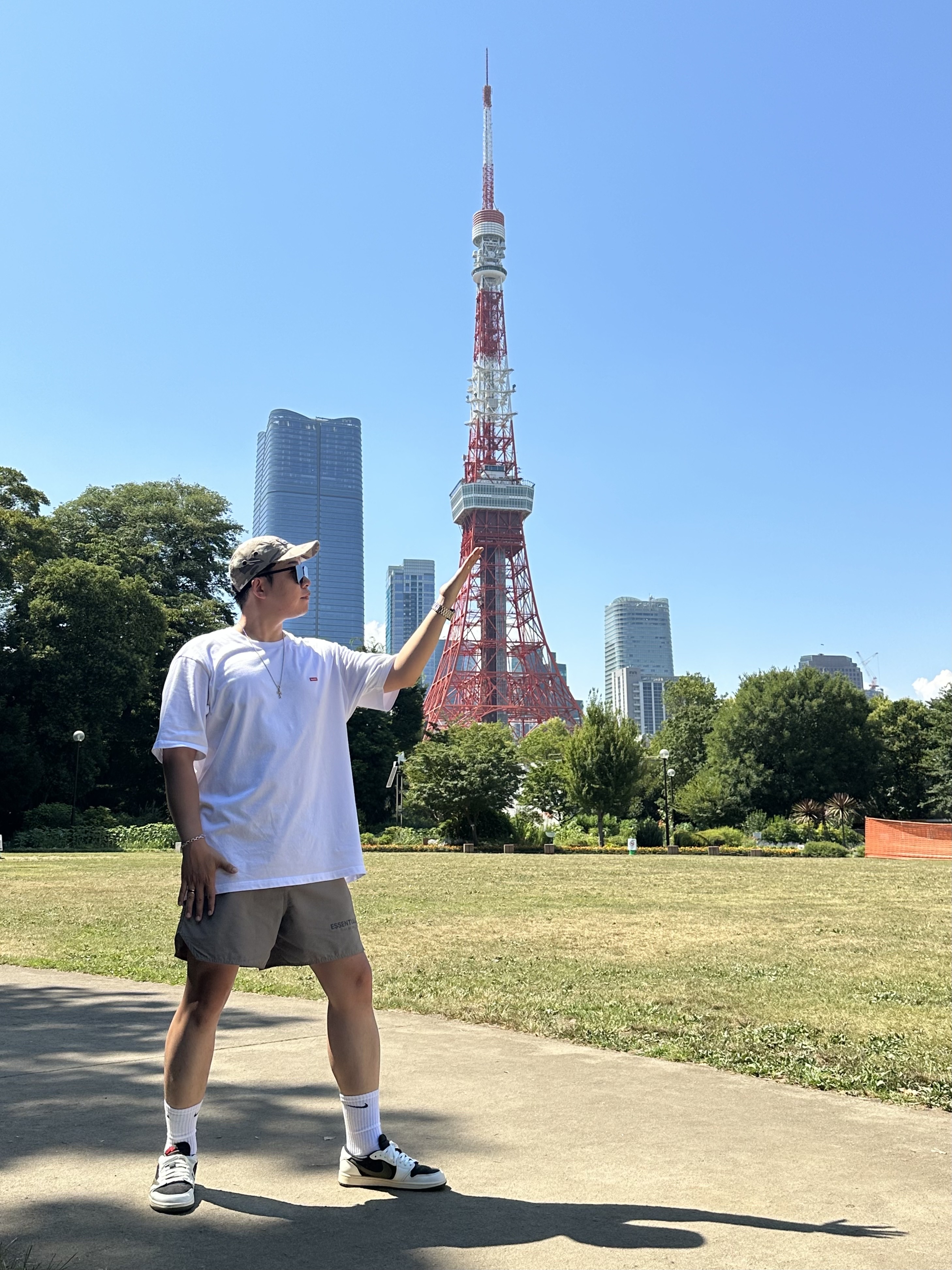 (W) Jordan 1 x Travis Scott Retro Low OG SP Medium Olive, Supreme Small Box T-Shirt White 착용 스타일