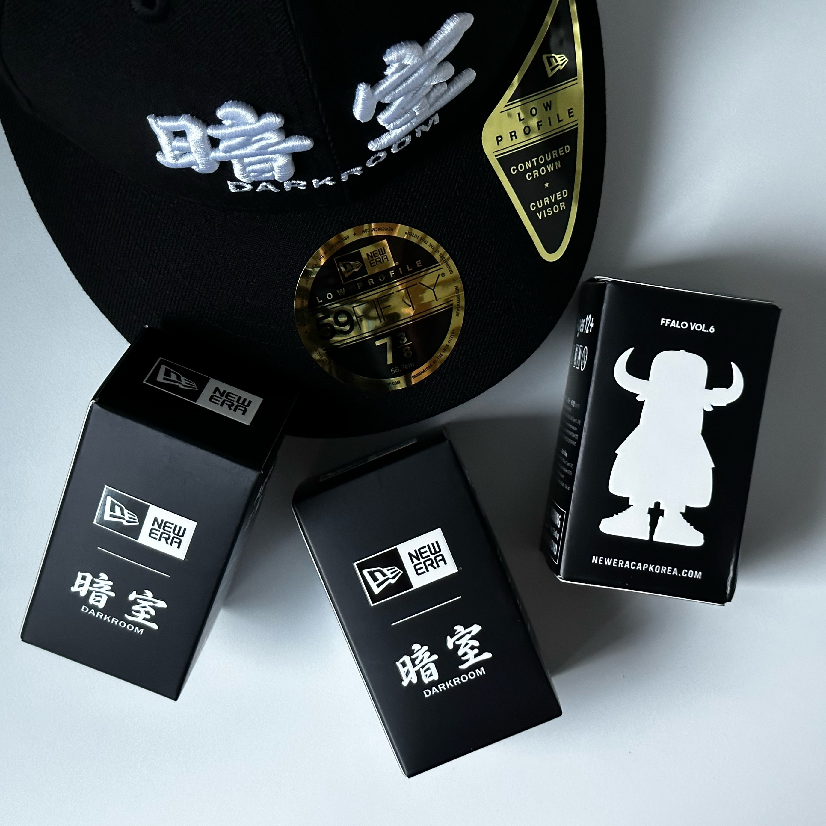 Darkr8m Studio x New Era FFALO Figure Black 착용 스타일