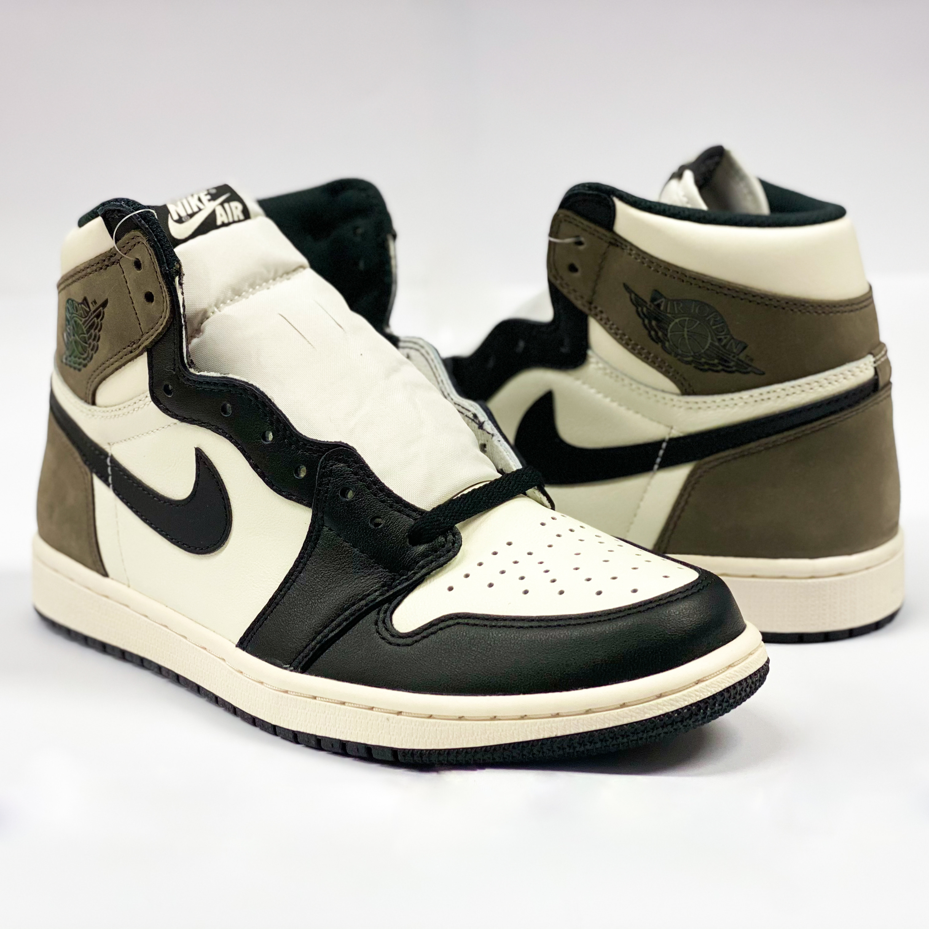 Jordan 1 Retro High OG Black Mocha 착용 스타일 - 2