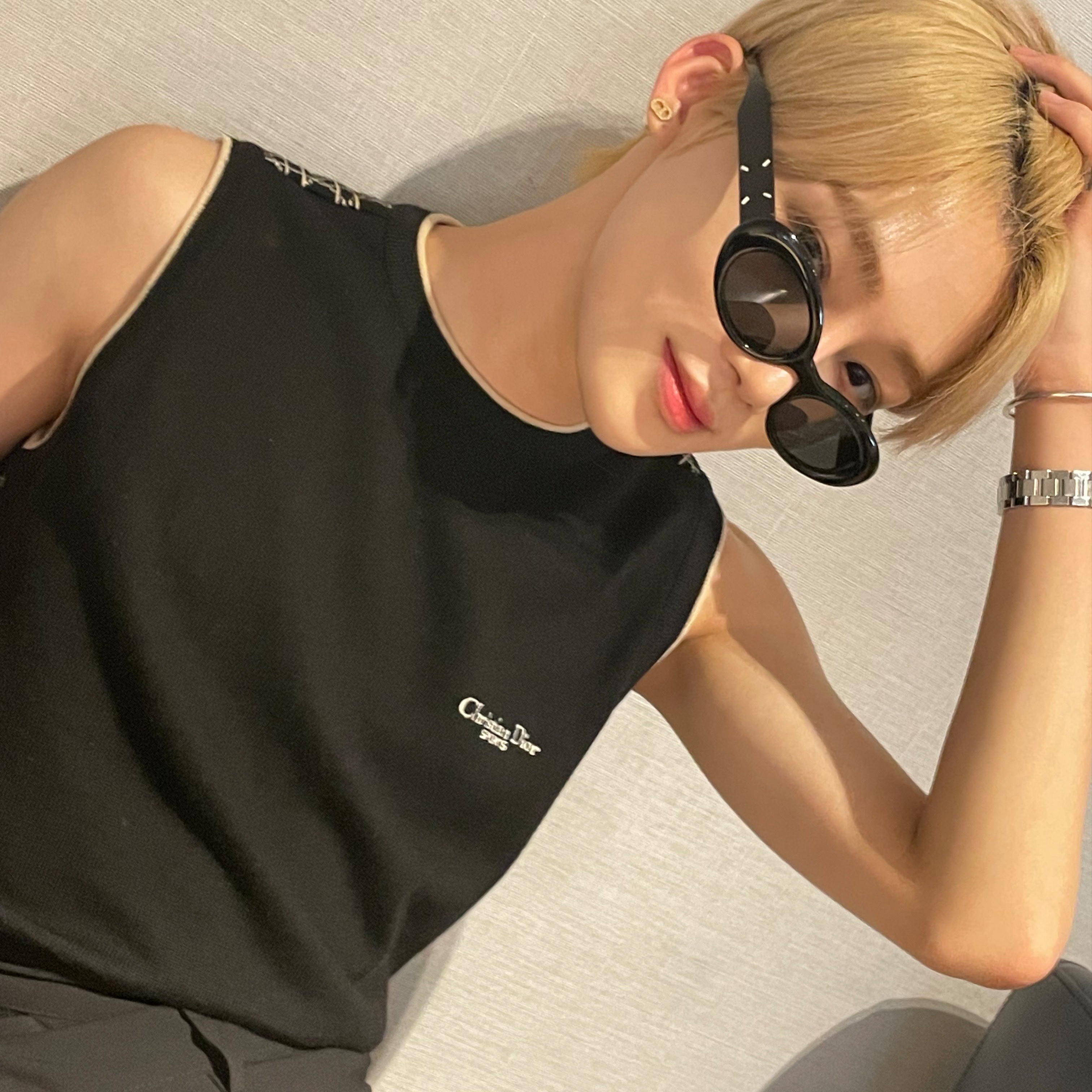 Gentle Monster x Maison Margiela MM005 Black Black, (W) Dior Petit CD Stud Earrings Gold Finish Metal 착용 스타일 - 4