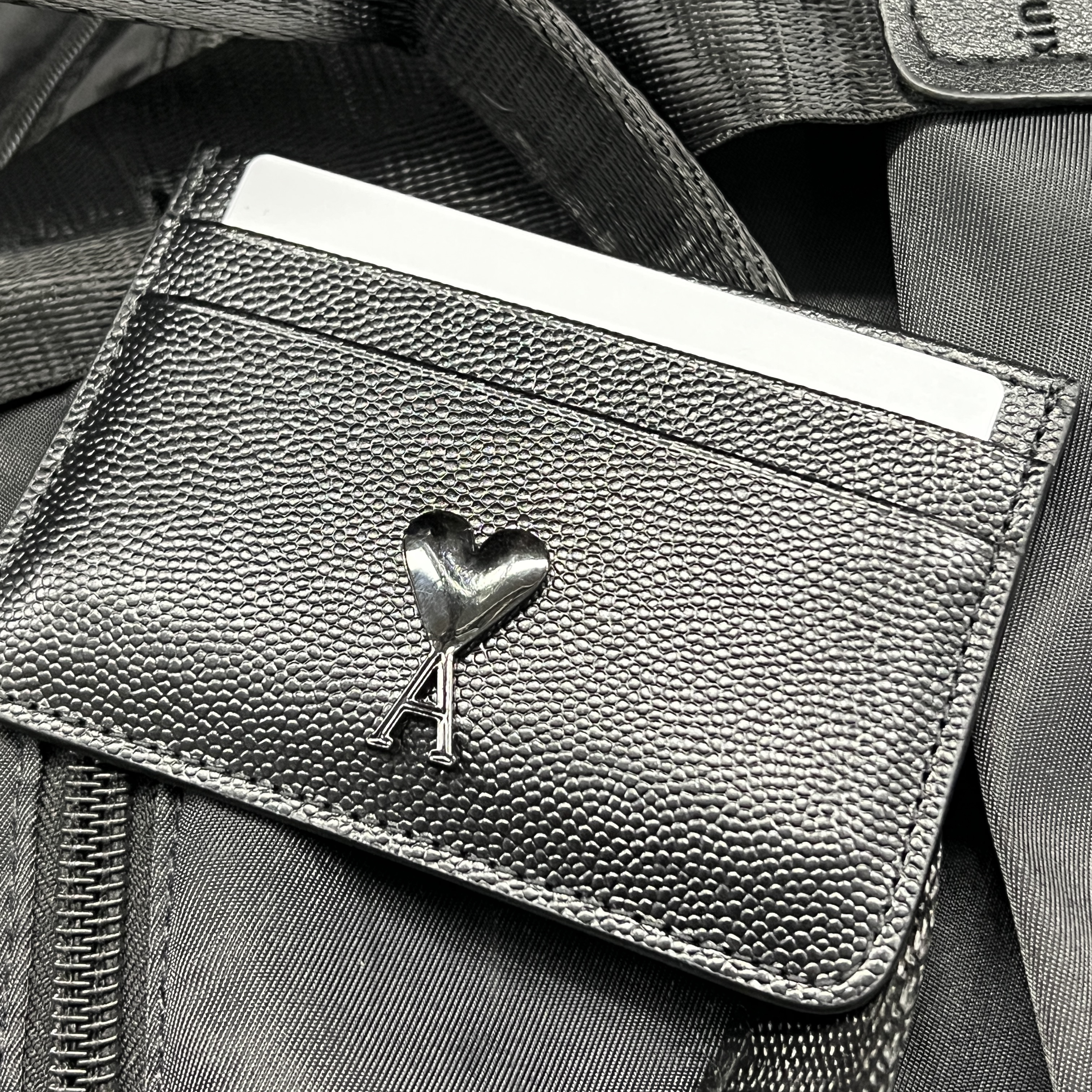 AMI de Coeur Card Holder Black 착용 스타일